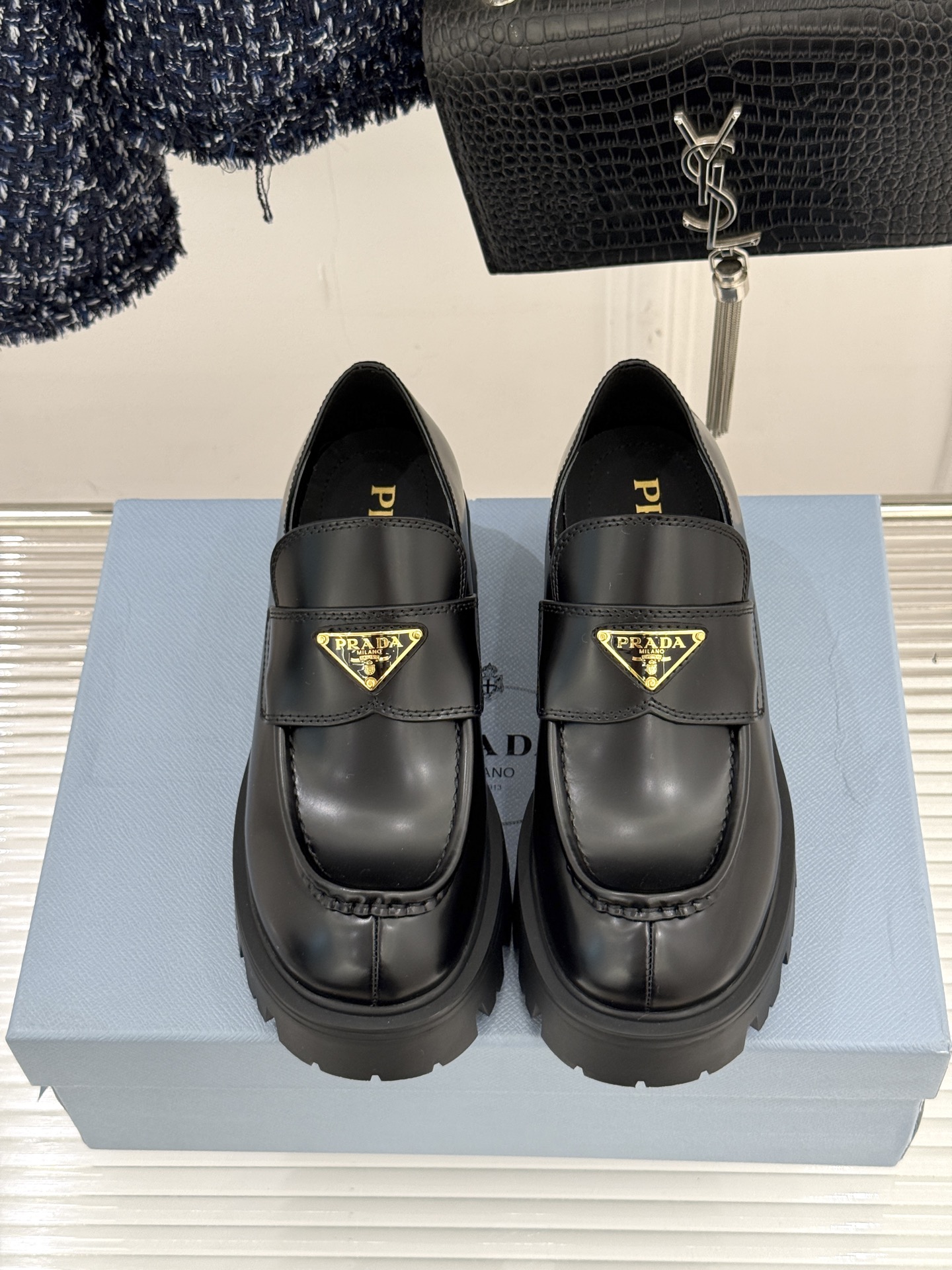Prada/普拉达经典三角标厚底乐福鞋当米兰的时尚传承邂逅百年经典这款乐福鞋以跨越时空的设计语言重新定义