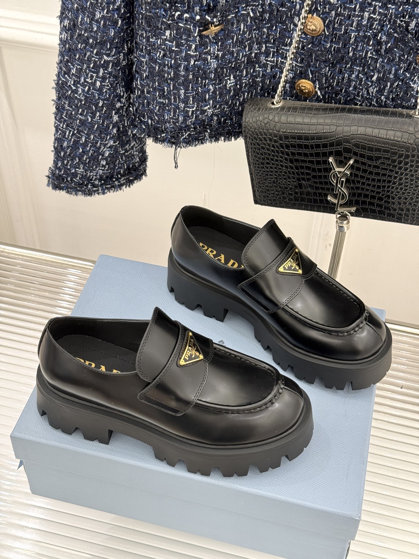 Prada/普拉达经典三角标厚底乐福鞋当米兰的时尚传承邂逅百年经典这款乐福鞋以跨越时空的设计语言重新定义