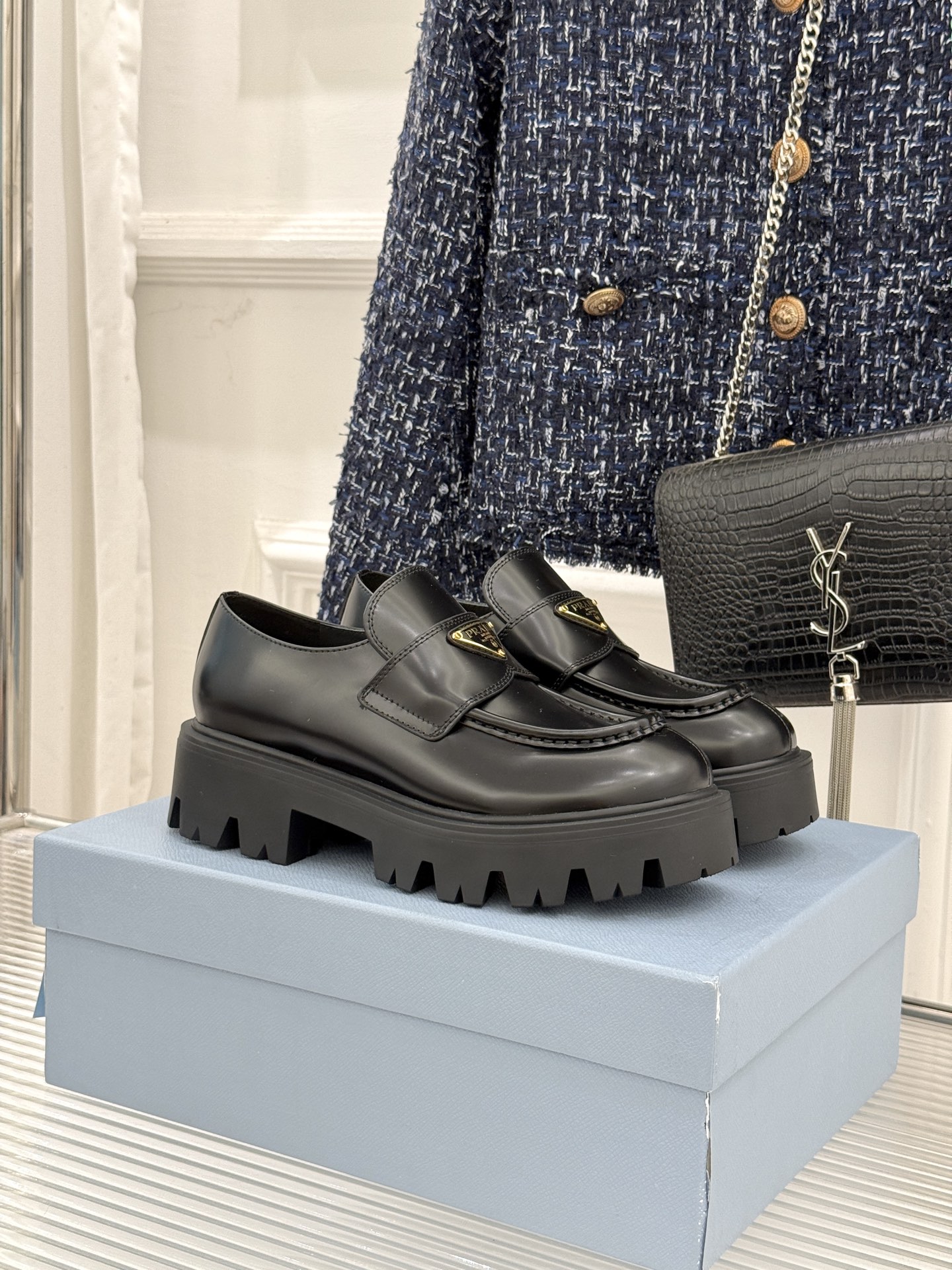 NO:649206,Prada/Prada classic triangular logo thick-soled loafers When Milan's fashion heritage meets a century-old classic, these loafers redefine the high-end paradigm of affordable luxury shoes with a design language that spans time and space. It is more than a pair of walking fashion items. The enameled triangular metal logo on the shoe body shines brightly. It is also a style totem of the brand's century-old craftsmanship and modern spirit. Unobtrusive luxury and just the right edge are concentrated in every inch of leather and lines.  It has become the cornerstone of timeless texture in your wardrobe. The shoe body adopts the classic loafer last shape. The rounded toe box accommodates all types of feet without squeezing or rubbing the feet. It is matched with the right upper height to reveal slender ankles and naturally elongate the leg lines. Small people can easily have the golden ratio. It is not only a pair of simple loafers, but also a fashionable art worthy of long-term investment. It will accompany you through the advancement of the workplace and witness the beautiful moments of life. As time goes by, it will increasingly show its unique charm.  The fabric is made of original imported cowhide, high-grade custom-dyed sheepskin lining, original molded customized gear outsole, size 35-39 (customized 40), loafers, prada, prada, loafers, cowhide, sheepskin, gold19860909Prada/普拉达经典三角标厚底乐福鞋 当米兰的时尚传承邂逅百年经典 这款乐福鞋以跨越时空的设计语言 重新定义轻奢鞋履的高阶范式. 它不止是一双行走的时尚单品 鞋身的涂珐琅三角形金属徽标熠熠生辉. 更是品牌百年匠艺与摩登精神的风格图腾 将不事张扬的奢华与恰到好处的锋芒 凝注于每一寸皮革与线条之中 成为衣橱里永不过时的质感基石. 鞋身采用经典乐福鞋楦型 圆润鞋头包容各类脚型 不挤脚不磨脚 搭配恰到好处的鞋帮高度 露出纤细脚踝,自然拉长腿部线条 小个子也能轻松拥有黄金比例. 它不止是一双简单的乐福鞋 更是值得长期投资的时尚艺术品 陪伴你走过职场的进阶之路 也见证生活的美好瞬间 在时光流转中 愈发彰显独特魅力. 面料采用原版进口牛皮 高级定染羊皮内里踮脚 原版开模定制轮齿大底 码数35-39（40定制）,乐福鞋,prada,prada,loafers,cowhide,sheepskin,gold,Women's Shoes