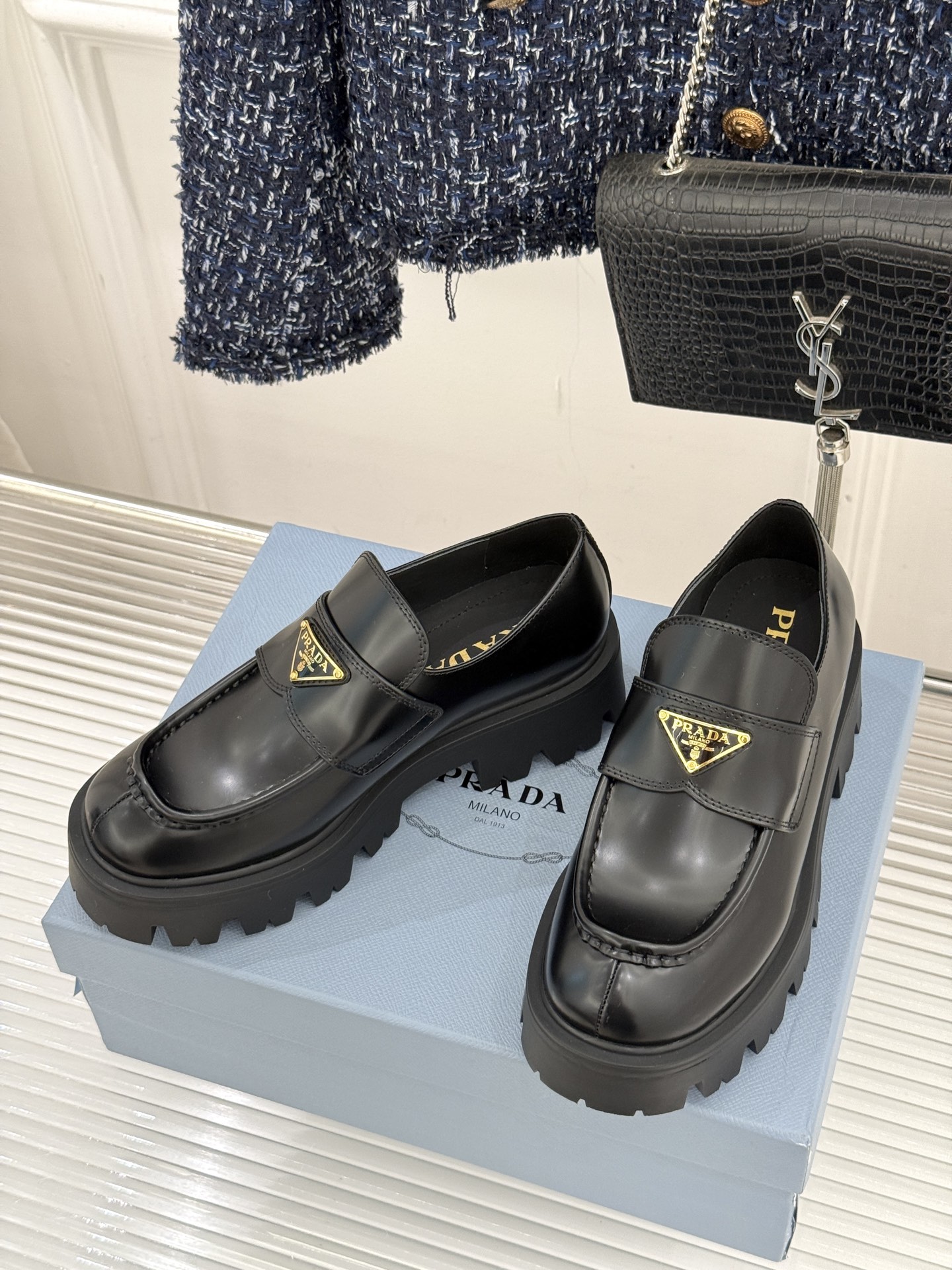 Prada/普拉达经典三角标厚底乐福鞋当米兰的时尚传承邂逅百年经典这款乐福鞋以跨越时空的设计语言重新定义