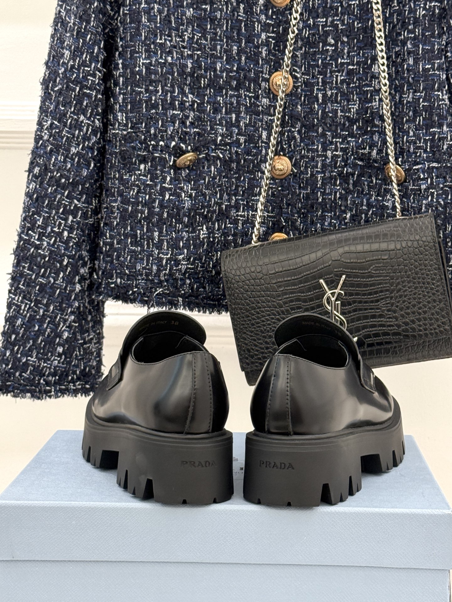 Prada/普拉达经典三角标厚底乐福鞋当米兰的时尚传承邂逅百年经典这款乐福鞋以跨越时空的设计语言重新定义