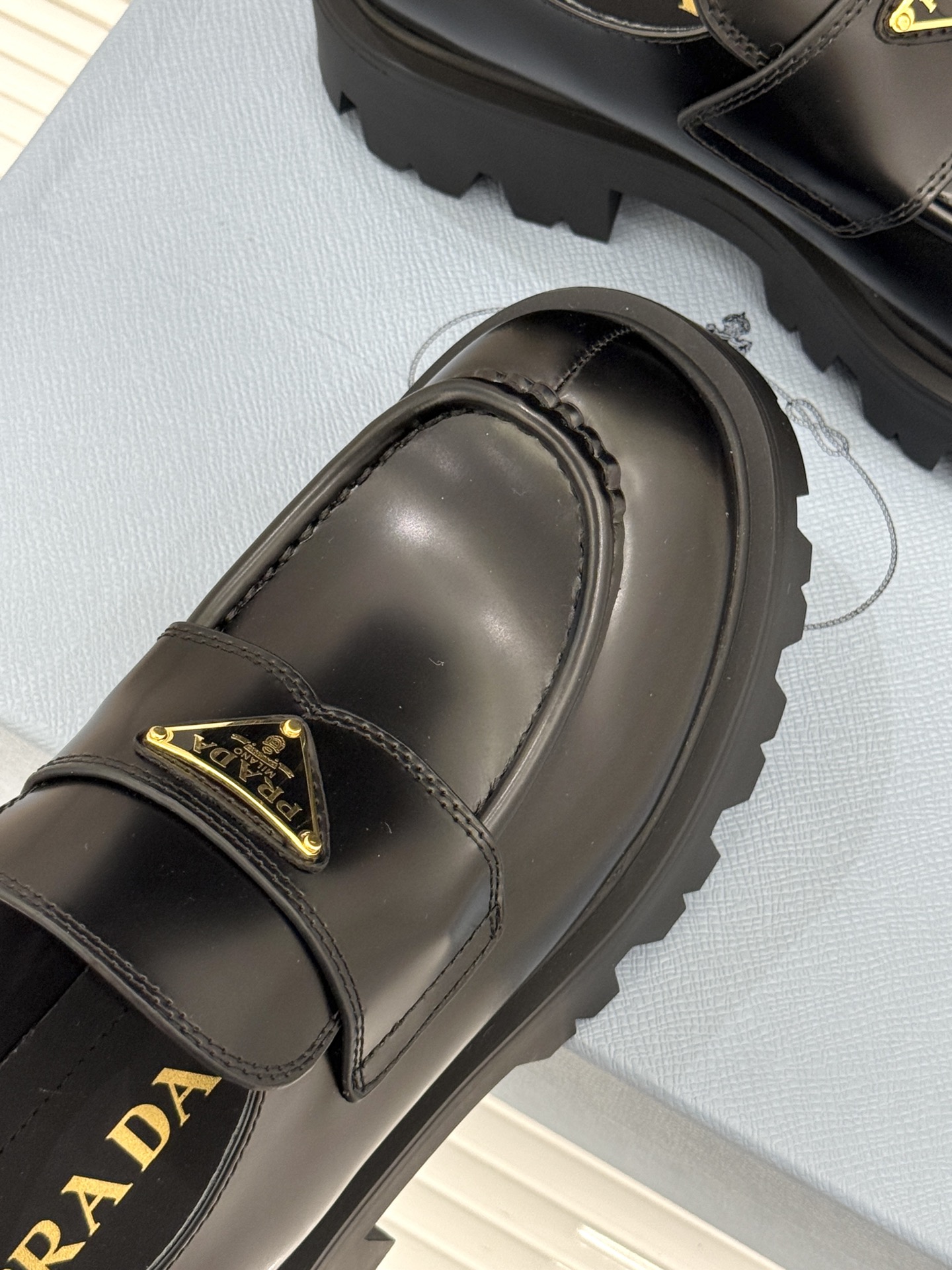 Prada/普拉达经典三角标厚底乐福鞋当米兰的时尚传承邂逅百年经典这款乐福鞋以跨越时空的设计语言重新定义