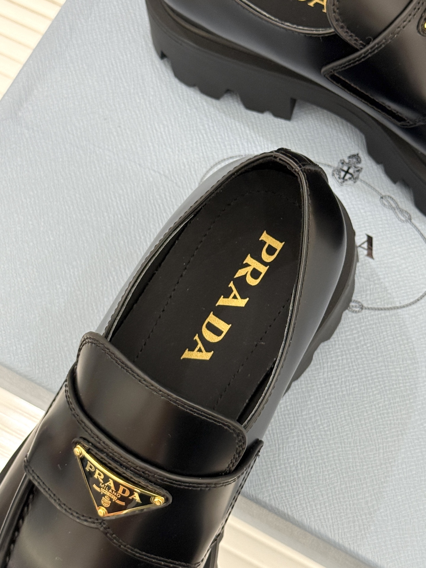 Prada/普拉达经典三角标厚底乐福鞋当米兰的时尚传承邂逅百年经典这款乐福鞋以跨越时空的设计语言重新定义