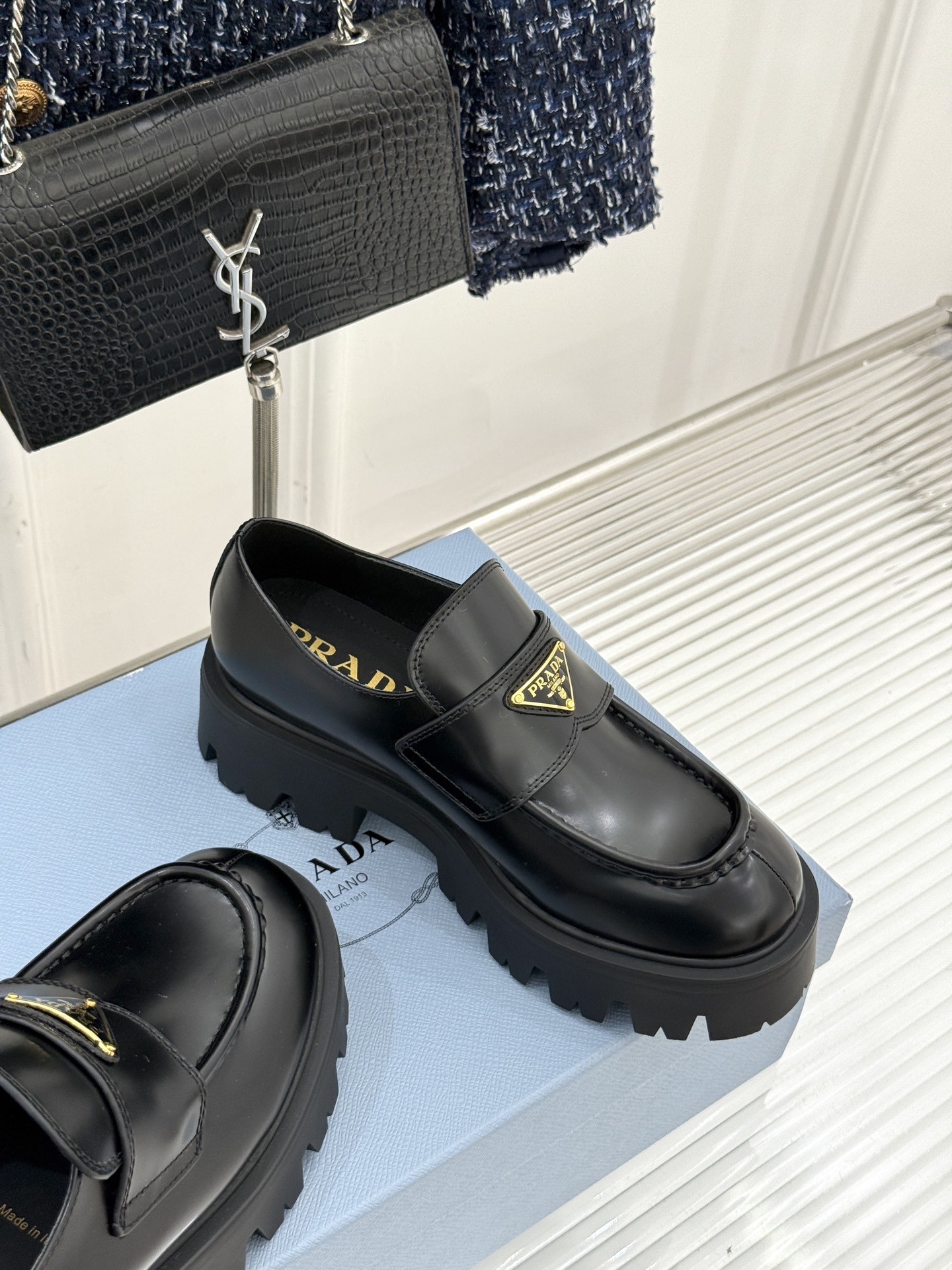 Prada/普拉达经典三角标厚底乐福鞋当米兰的时尚传承邂逅百年经典这款乐福鞋以跨越时空的设计语言重新定义