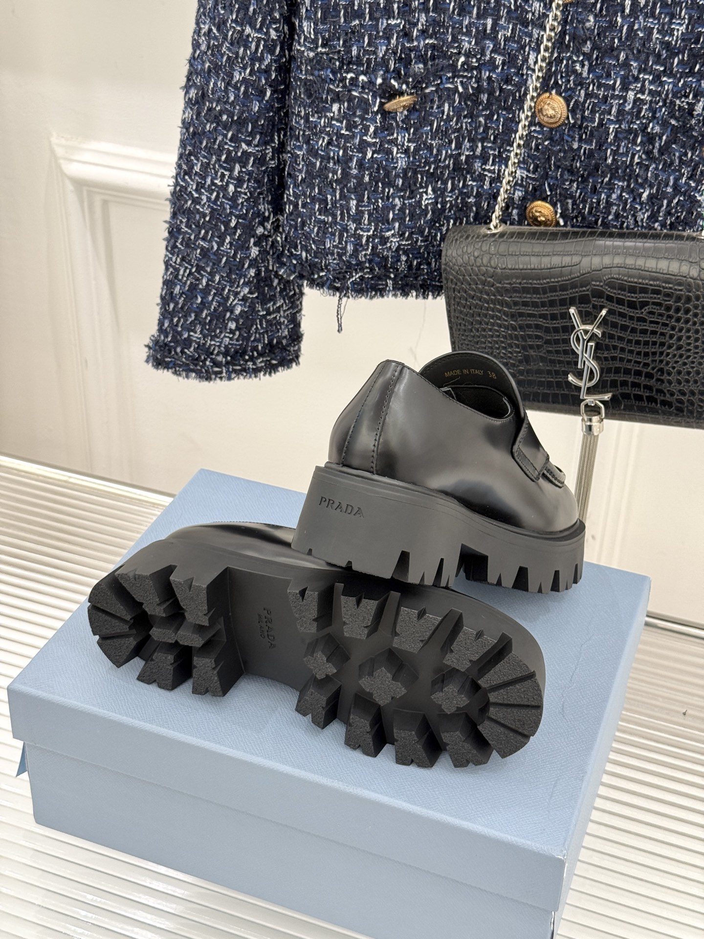 Prada/普拉达经典三角标厚底乐福鞋当米兰的时尚传承邂逅百年经典这款乐福鞋以跨越时空的设计语言重新定义