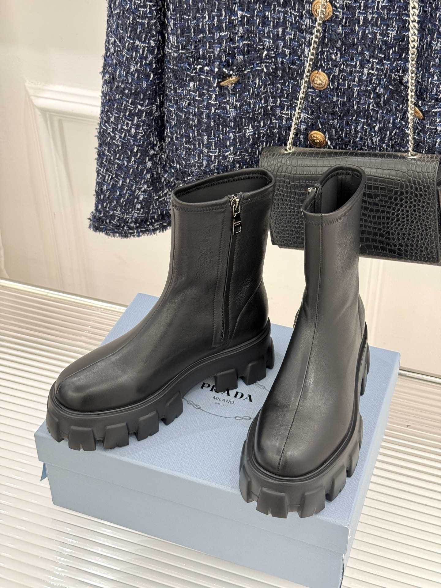 Prada/普拉达经典三角标厚底短靴当米兰的百年匠艺碰撞当代街头美学它不止是秋冬靴履的奢华范本更是跨越潮
