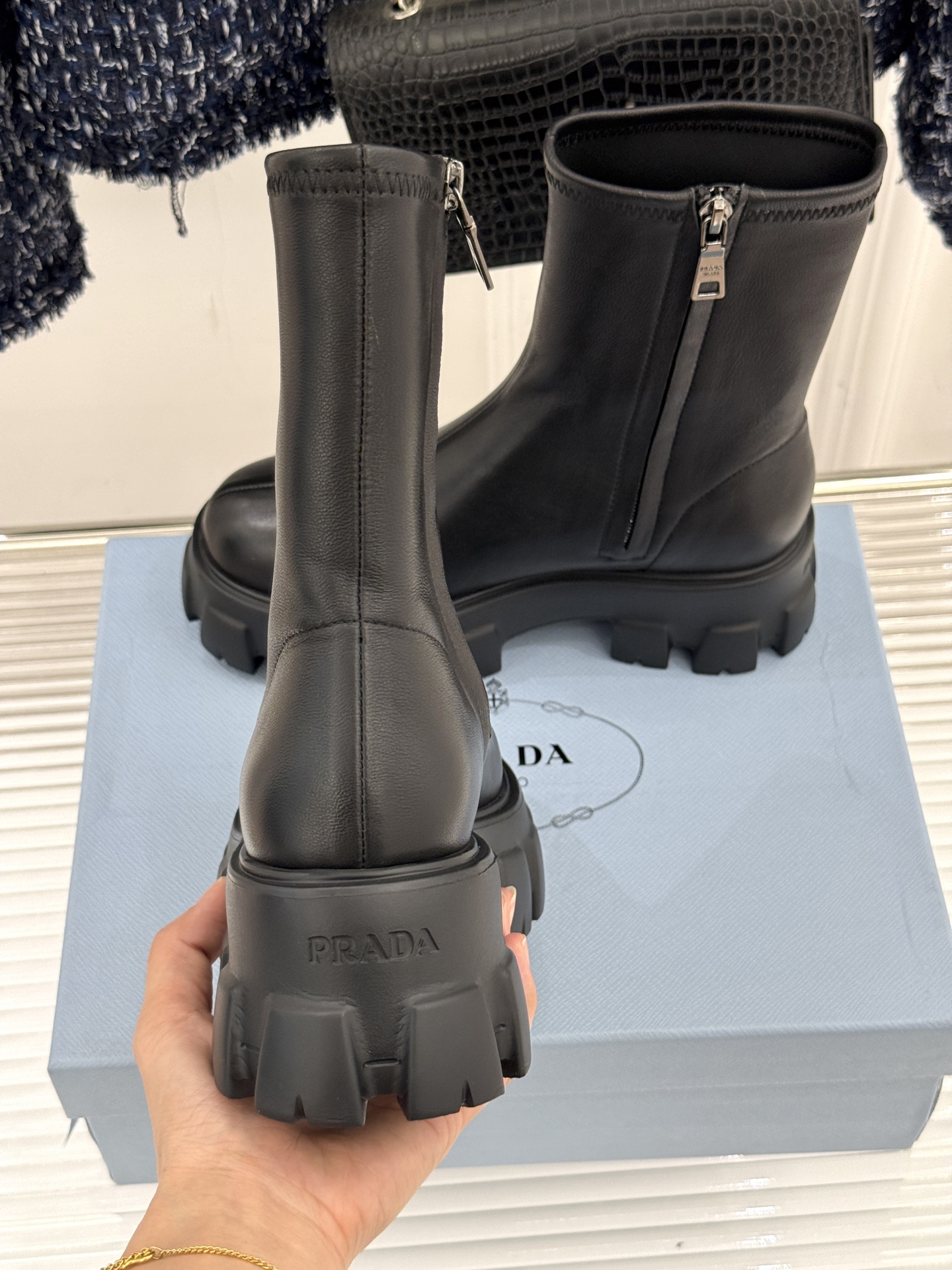 Prada/普拉达经典三角标厚底短靴当米兰的百年匠艺碰撞当代街头美学它不止是秋冬靴履的奢华范本更是跨越潮