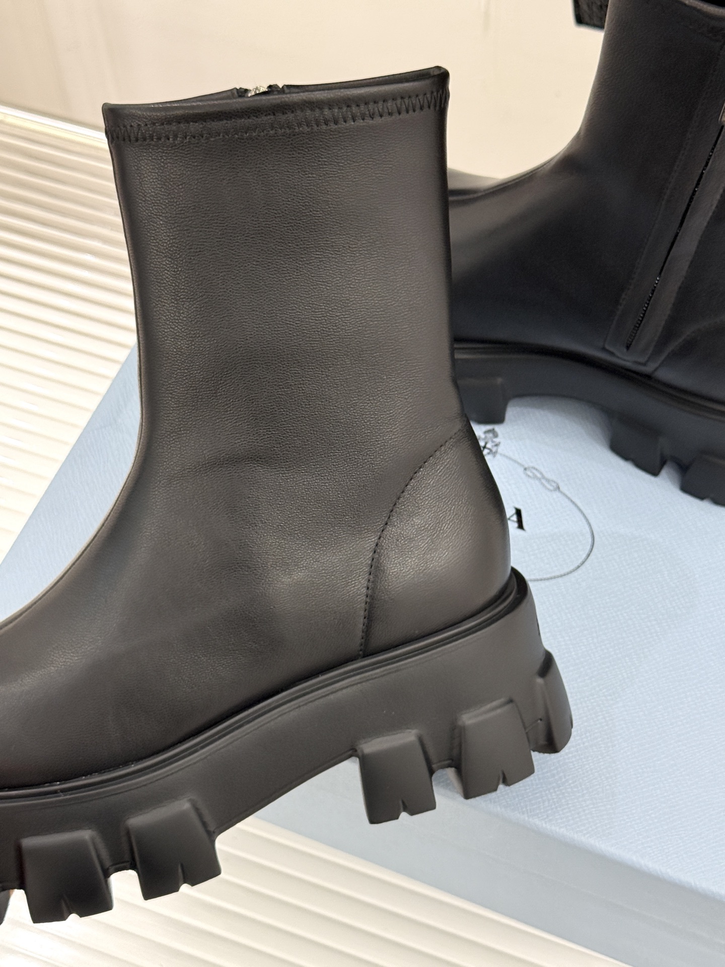 Prada/普拉达经典三角标厚底短靴当米兰的百年匠艺碰撞当代街头美学它不止是秋冬靴履的奢华范本更是跨越潮