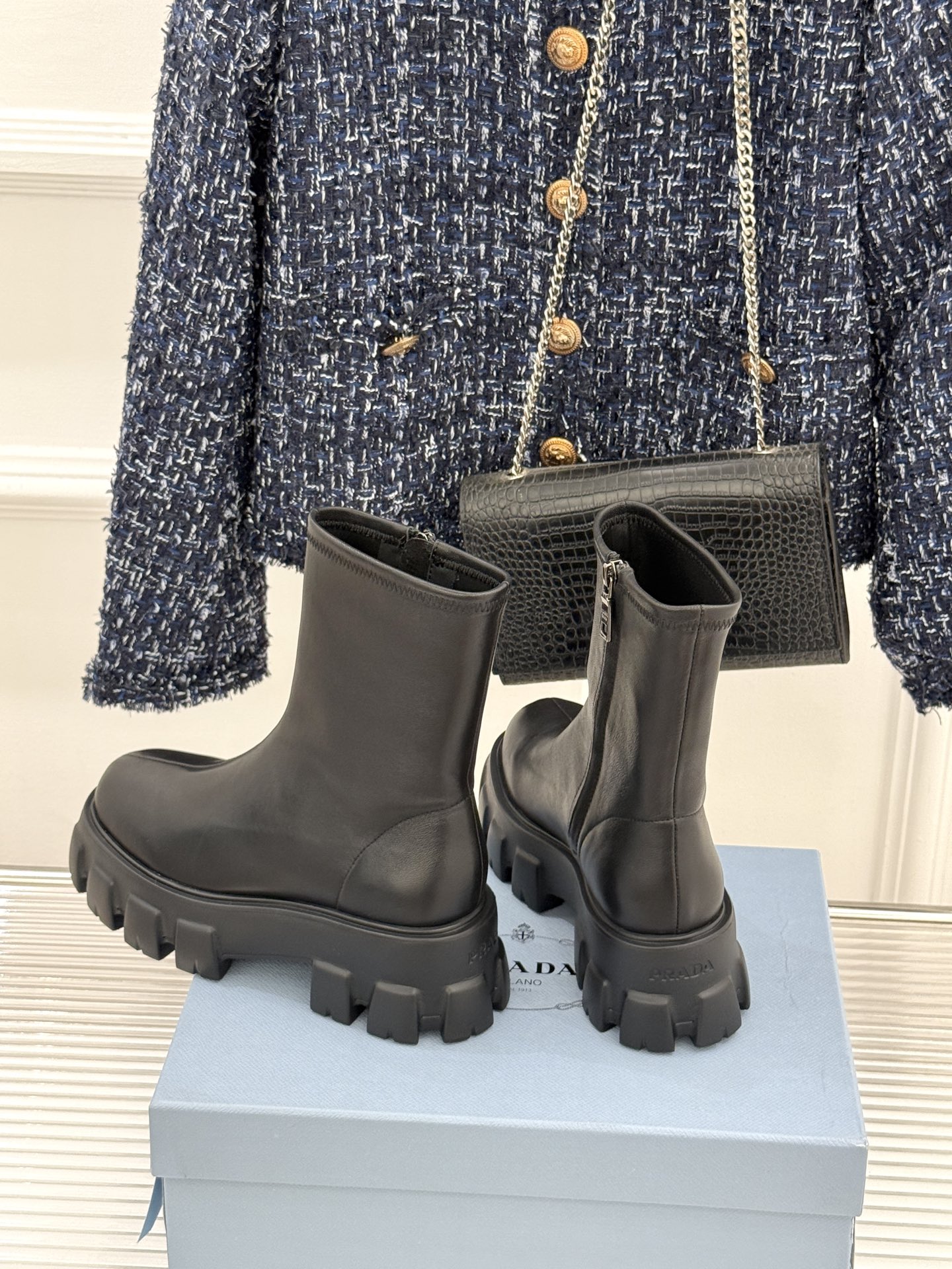 Prada/普拉达经典三角标厚底短靴当米兰的百年匠艺碰撞当代街头美学它不止是秋冬靴履的奢华范本更是跨越潮