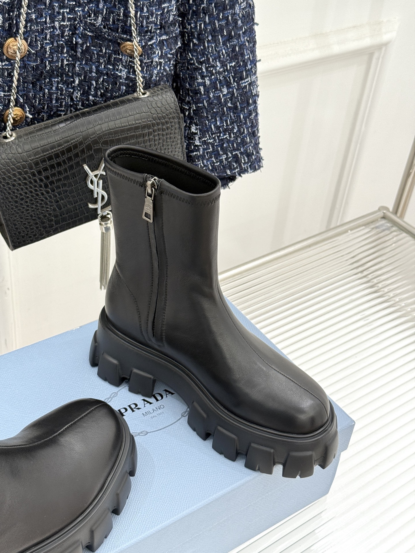 Prada/普拉达经典三角标厚底短靴当米兰的百年匠艺碰撞当代街头美学它不止是秋冬靴履的奢华范本更是跨越潮