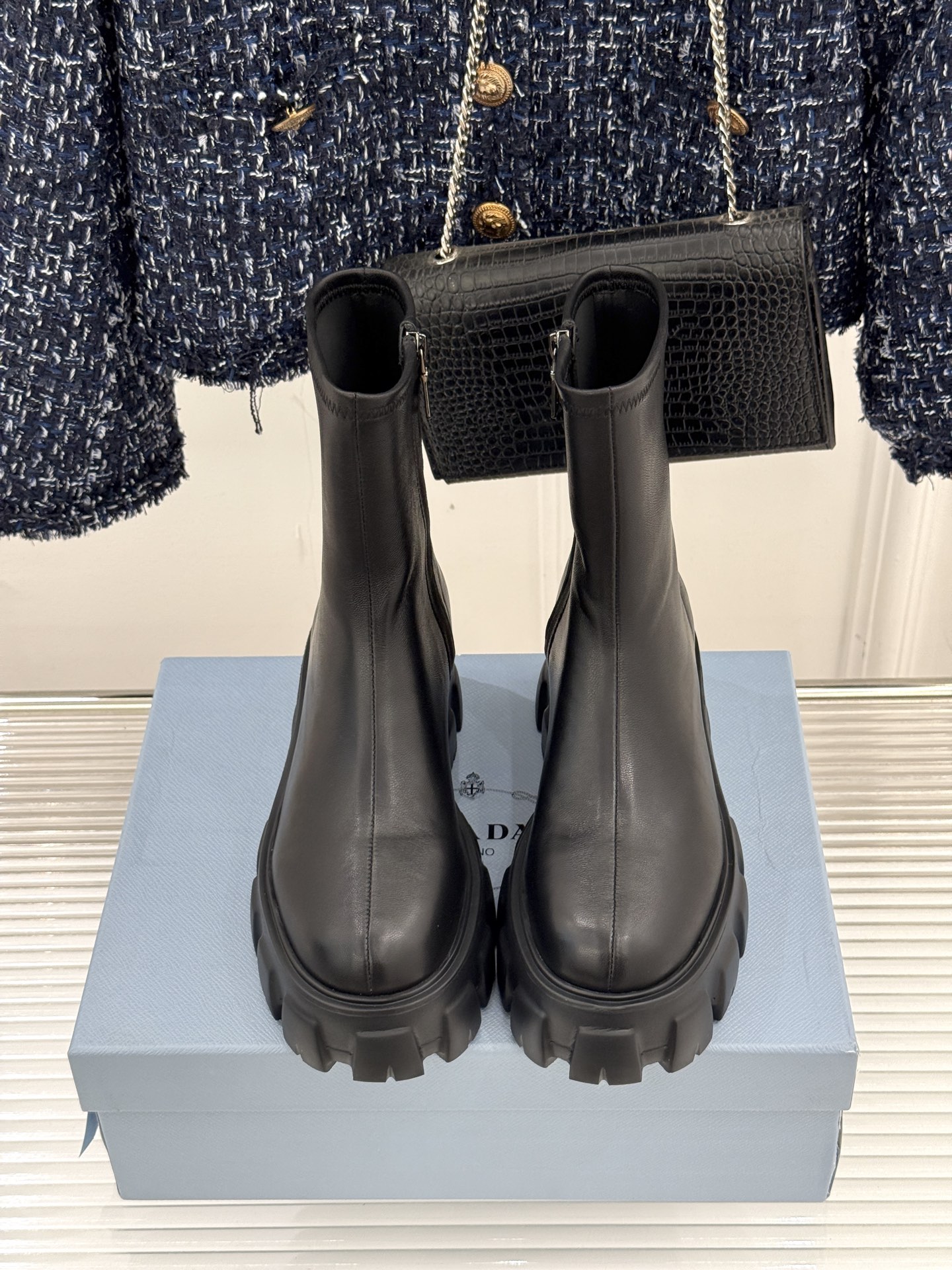 Prada/普拉达经典三角标厚底短靴当米兰的百年匠艺碰撞当代街头美学它不止是秋冬靴履的奢华范本更是跨越潮