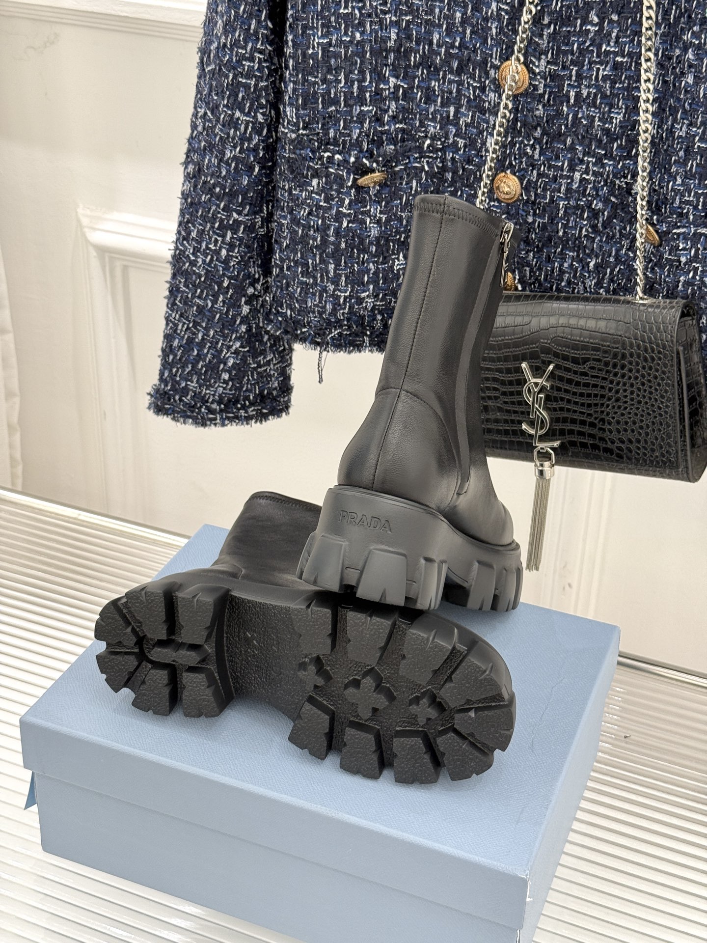 Prada/普拉达经典三角标厚底短靴当米兰的百年匠艺碰撞当代街头美学它不止是秋冬靴履的奢华范本更是跨越潮