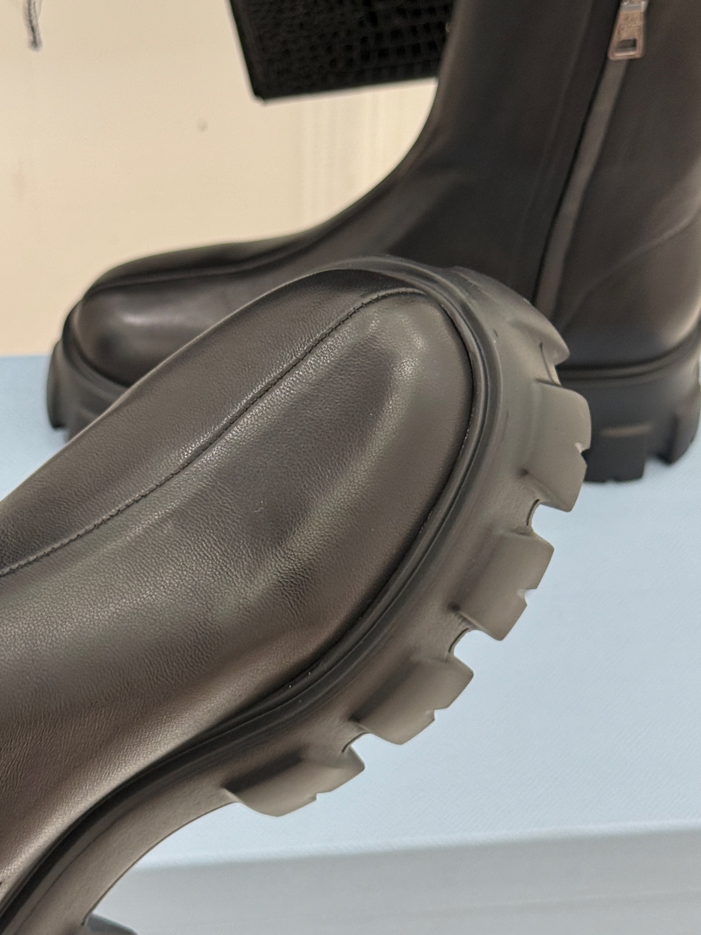 Prada/普拉达经典三角标厚底短靴当米兰的百年匠艺碰撞当代街头美学它不止是秋冬靴履的奢华范本更是跨越潮