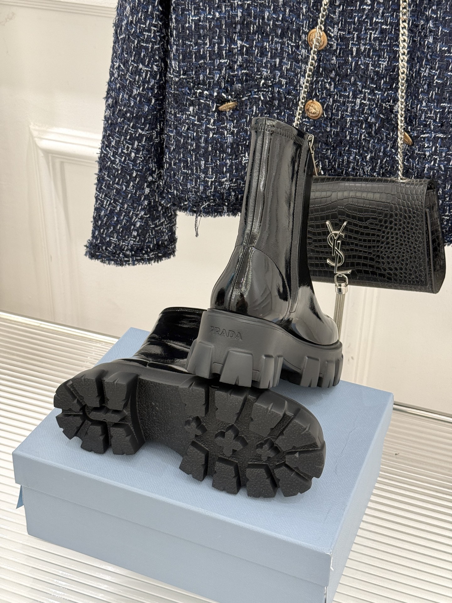 Prada/普拉达经典三角标厚底短靴当米兰的百年匠艺碰撞当代街头美学它不止是秋冬靴履的奢华范本更是跨越潮