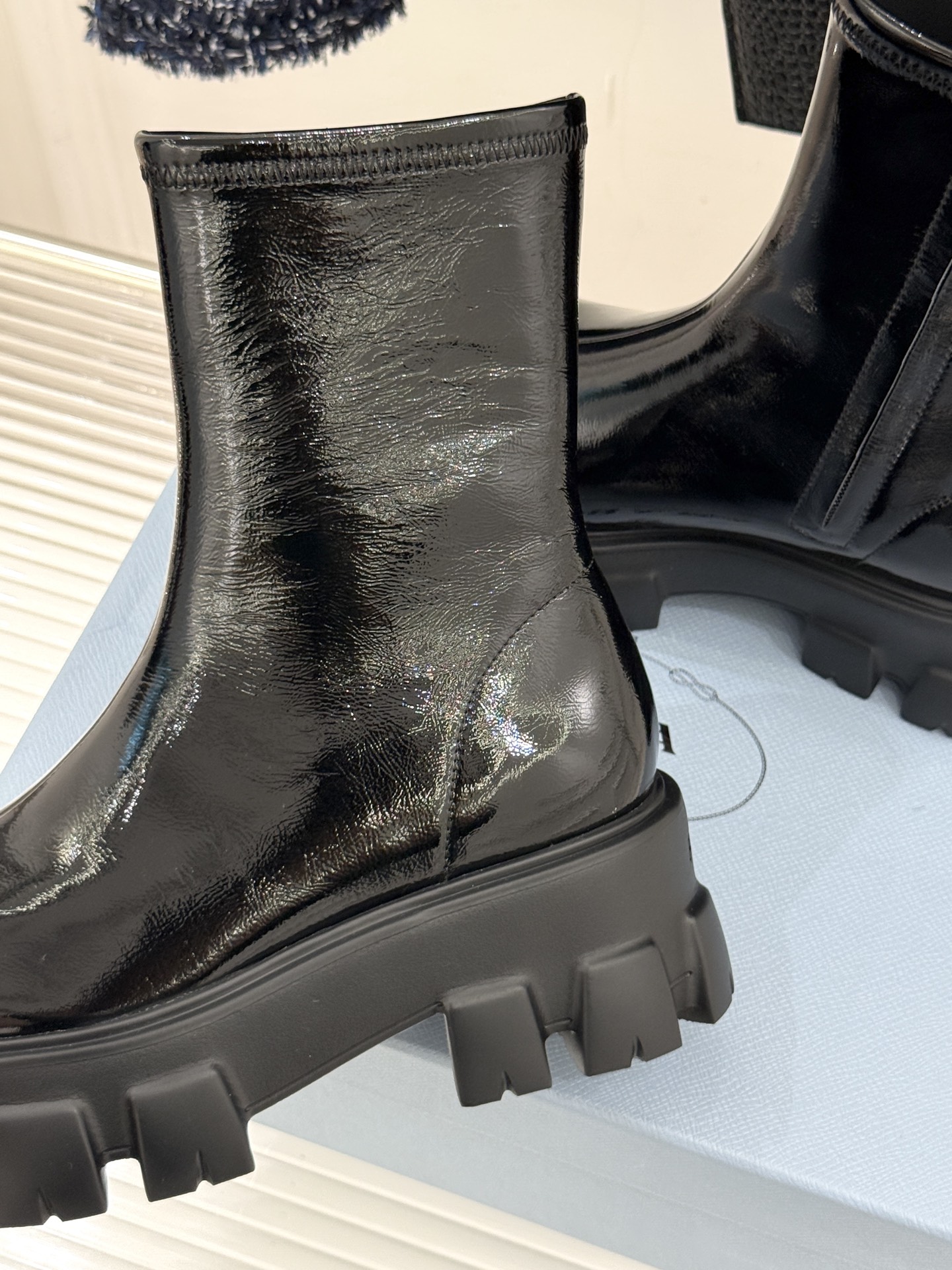 Prada/普拉达经典三角标厚底短靴当米兰的百年匠艺碰撞当代街头美学它不止是秋冬靴履的奢华范本更是跨越潮