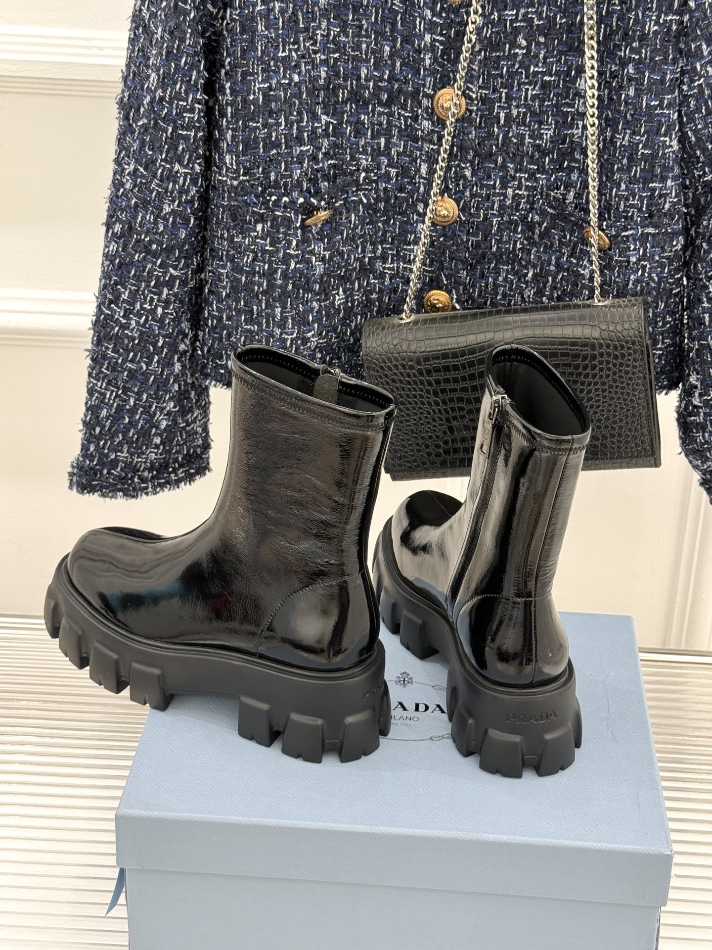 Prada/普拉达经典三角标厚底短靴当米兰的百年匠艺碰撞当代街头美学它不止是秋冬靴履的奢华范本更是跨越潮