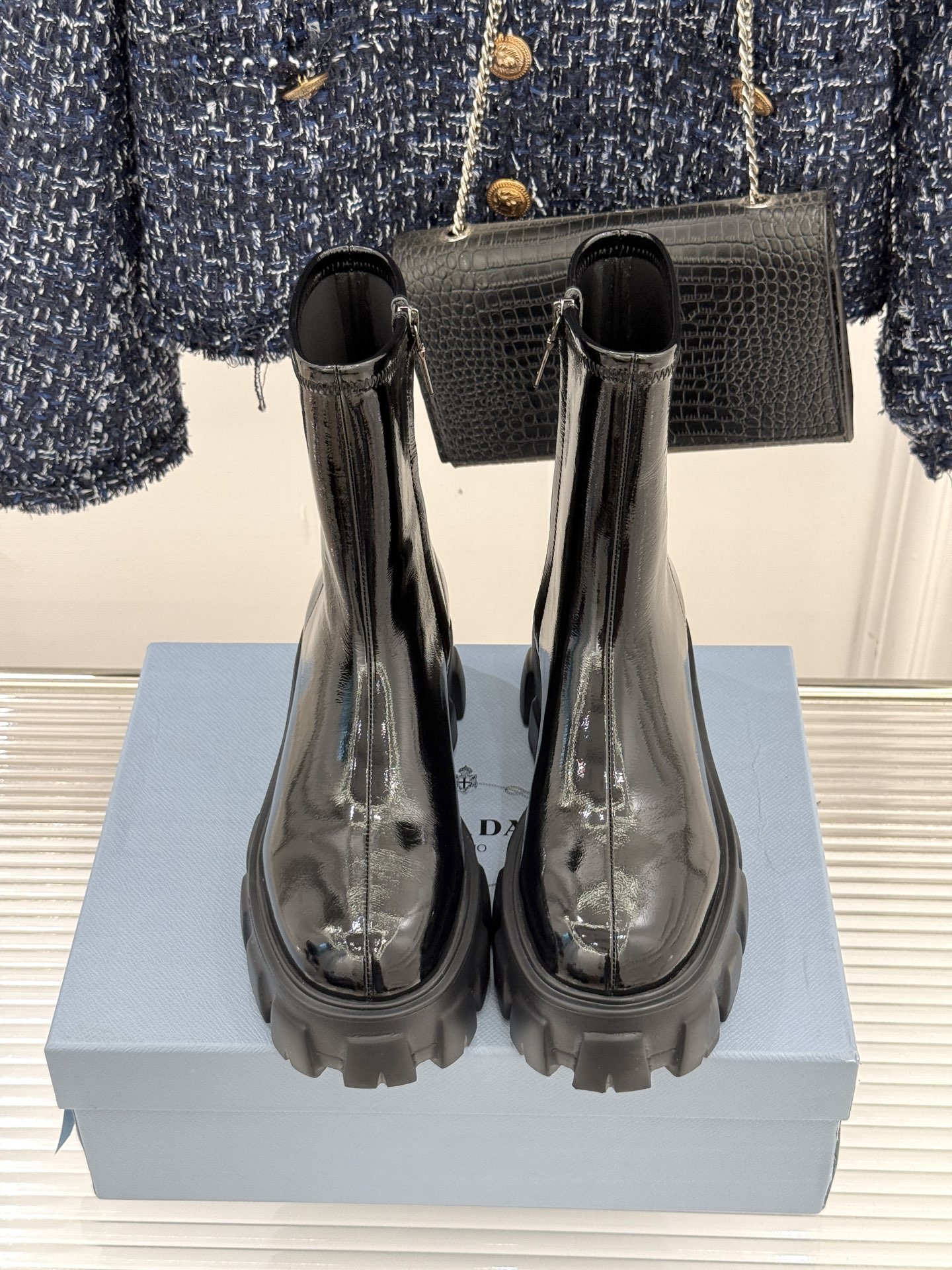 Prada/普拉达经典三角标厚底短靴当米兰的百年匠艺碰撞当代街头美学它不止是秋冬靴履的奢华范本更是跨越潮