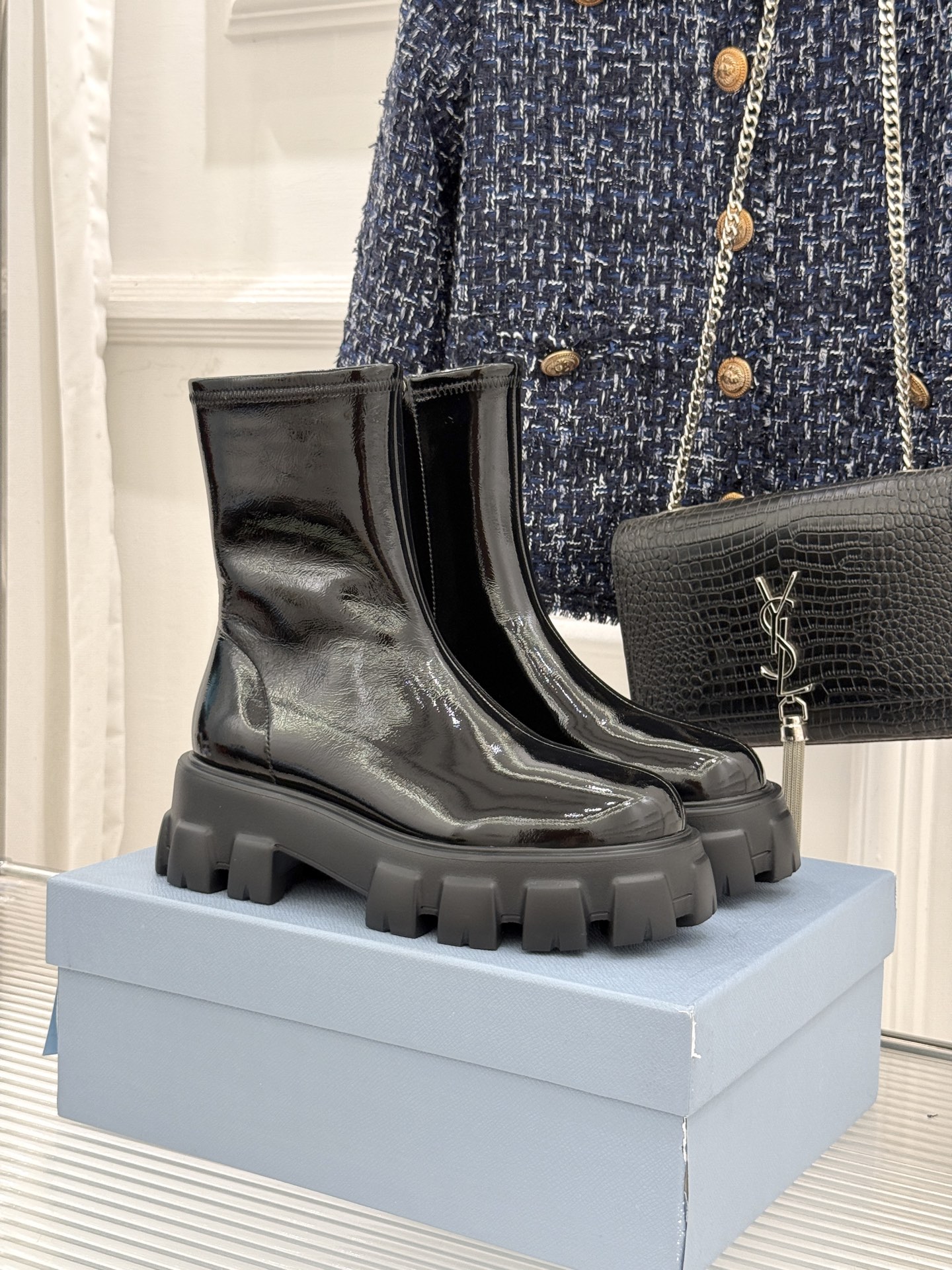 NO:649180,Prada/Prada's classic triangular logo thick-soled short boots When Milan's century-old craftsmanship collides with contemporary street aesthetics, it is not only a luxurious model for autumn and winter boots, but also a style statement that spans the trend cycle. The brand's genes and uninhibited edge are concentrated in every detail, allowing pragmatism and high-end texture to perfectly resonate, becoming a fashion totem with its own aura when walking. The 16 cm neat boot shaft accurately wraps the ankle, and the minimalist round toe design eliminates redundant decoration and accommodates various foot types.  It also shows a heroic and neat posture. The customized metal zipper on the side of the shoe is the finishing touch. Every pull is a silent comment on the aesthetic details, making putting on and taking off an effortless and elegant ceremony. The 5.5 cm one-piece thick rubber sole hides ingenuity. The tooth-like convex design not only gives strong visual tension. The thick sole uses a 3° forward tilt ergonomic design to achieve the effect of invisible heightening and optimizing body proportions, so that there is no need to compromise on the straight posture and steady steps.  It is not only the cornerstone of a wardrobe worth investing in, but also a fashionable work of art that spans time. It can accompany you in every scene of life. It can crush mediocrity with a calm attitude and bloom your own modern edge. The fabric is made of original imported cowhide, high-grade custom-dyed sheepskin lining and tiptoe. The original molded customized gear outsole, size 35-39 (customized in 40), boots, prada, prada, boots, cowhide, sheepskin19860909Prada/普拉达经典三角标厚底短靴 当米兰的百年匠艺碰撞当代街头美学 它不止是秋冬靴履的奢华范本 更是跨越潮流周期的风格宣言 将品牌基因与不羁锋芒凝注于每一处细节 让实用主义与高阶质感完成完美共鸣 成为行走间自带气场的时尚图腾. 16厘米利落靴筒精准包裹脚踝 极简圆头设计摒弃冗余装饰 既包容各种脚型 又尽显英气利落的姿态. 鞋身侧边的定制金属拉链是点睛之笔 每一次拉动都是对细节美学的无声注解 让穿脱成为无需费力的优雅仪式. 5.5厘米一体式橡胶厚底则暗藏巧思 轮齿状凸纹设计不仅赋予强烈视觉张力 厚底采用3°前倾人体工学设计 实现隐形增高、优化身材比例的效果 让挺拔姿态与稳健步履无需妥协. 它不仅是值得投资的衣橱基石 更是跨越时光的时尚艺术品 陪伴你在人生的每一个场景中 都能以从容姿态,踏碎平庸 绽放独属于你的摩登锋芒. 面料采用原版进口牛皮 高级定染羊皮内里踮脚 原版开模定制轮齿大底 码数35-39（40定制）,靴子,prada,prada,boots,cowhide,sheepskin,Women's Shoes