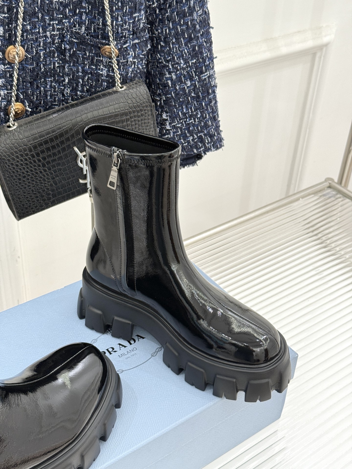 Prada/普拉达经典三角标厚底短靴当米兰的百年匠艺碰撞当代街头美学它不止是秋冬靴履的奢华范本更是跨越潮