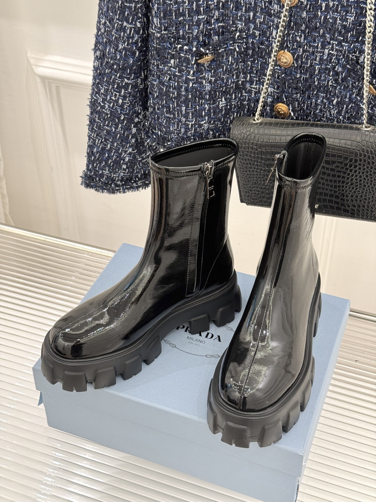 Prada/普拉达经典三角标厚底短靴当米兰的百年匠艺碰撞当代街头美学它不止是秋冬靴履的奢华范本更是跨越潮