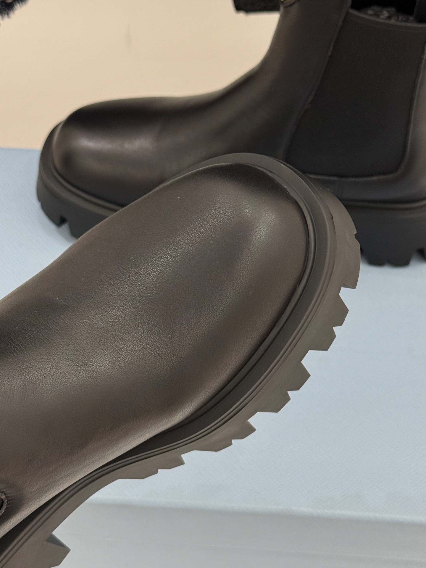 Prada/普拉达经典三角标厚底短靴当米兰的百年匠艺碰撞当代街头美学它不止是秋冬靴履的奢华范本更是跨越潮