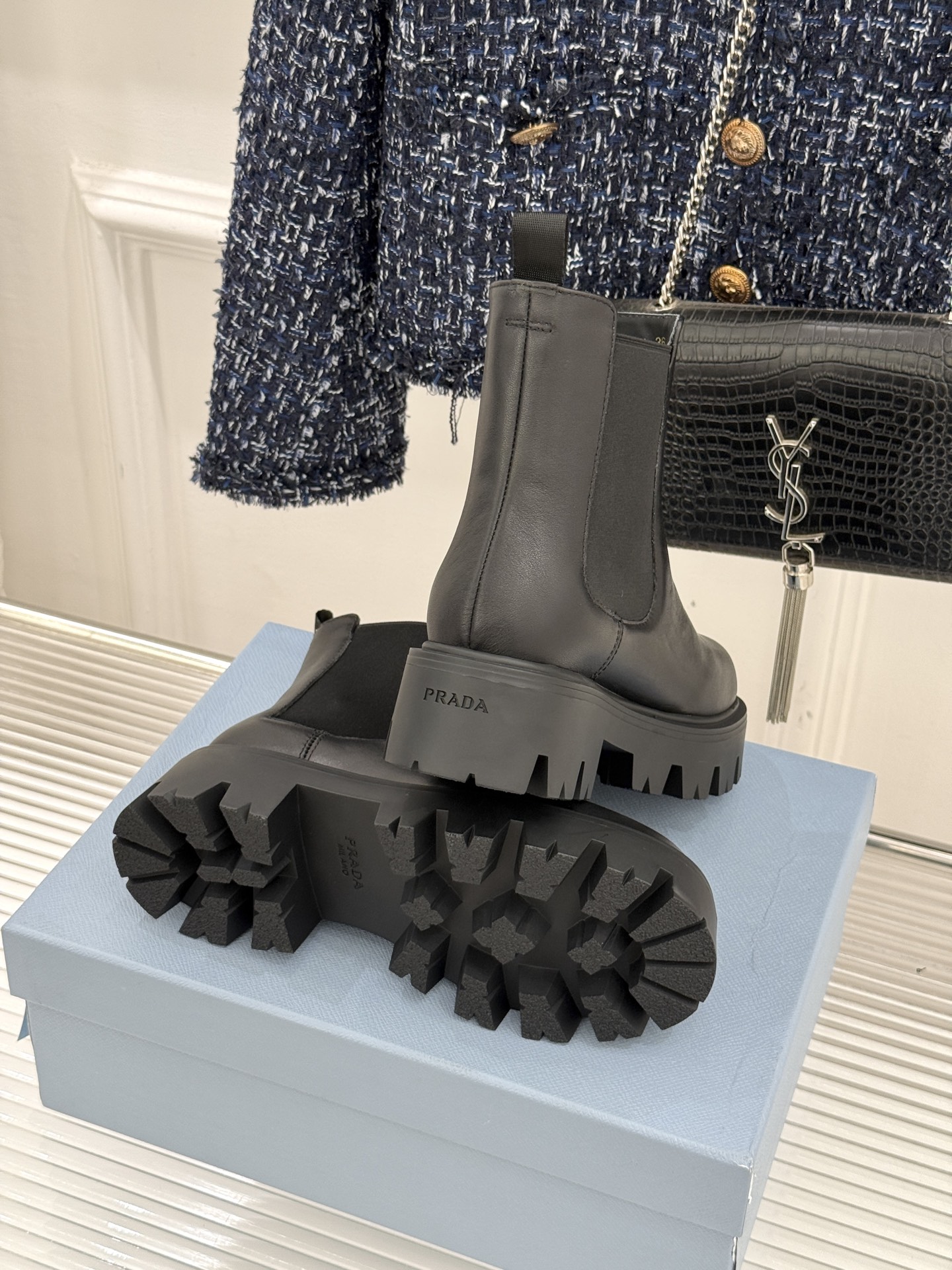 Prada/普拉达经典三角标厚底短靴当米兰的百年匠艺碰撞当代街头美学它不止是秋冬靴履的奢华范本更是跨越潮