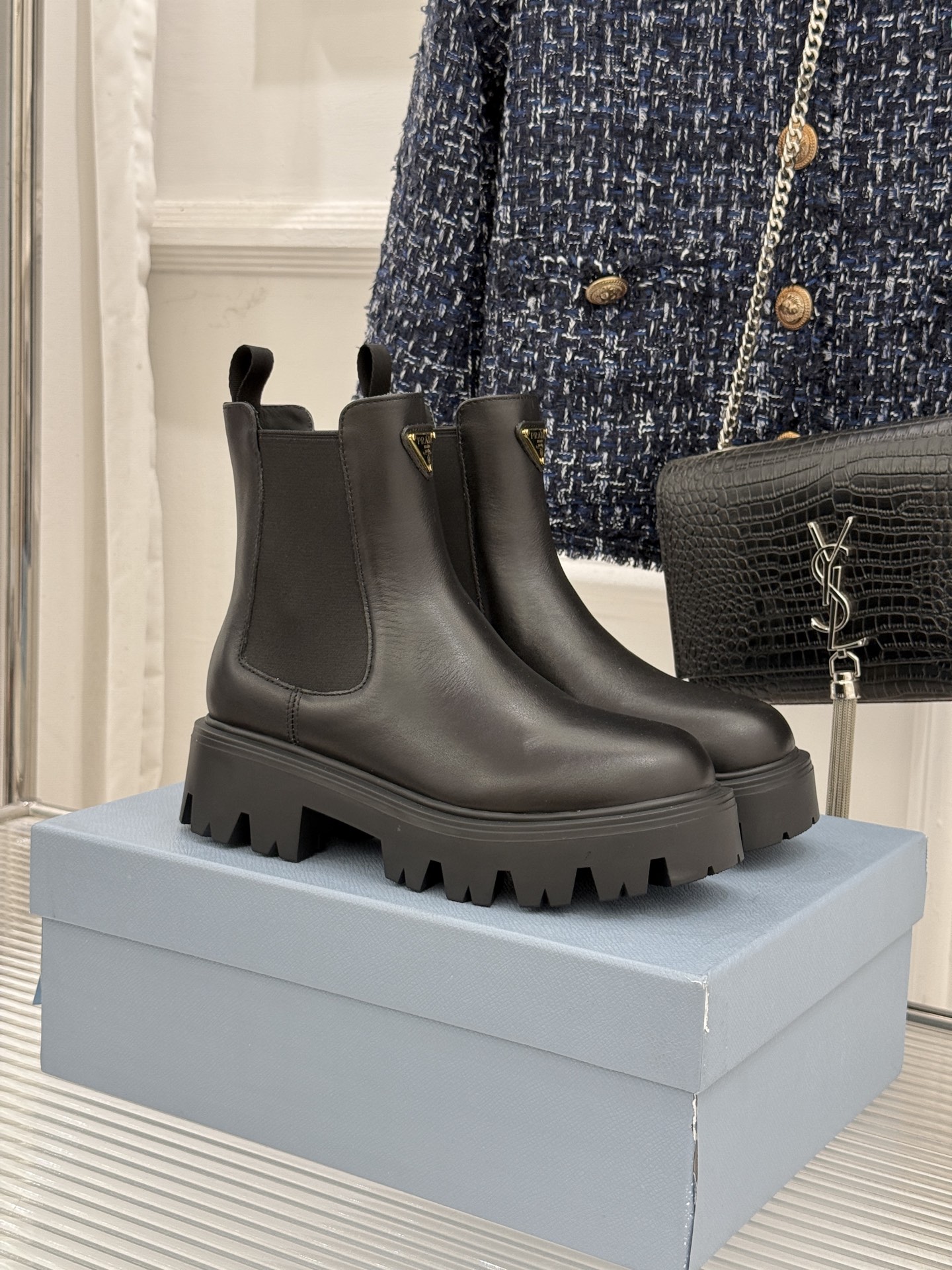 Prada/普拉达经典三角标厚底短靴当米兰的百年匠艺碰撞当代街头美学它不止是秋冬靴履的奢华范本更是跨越潮