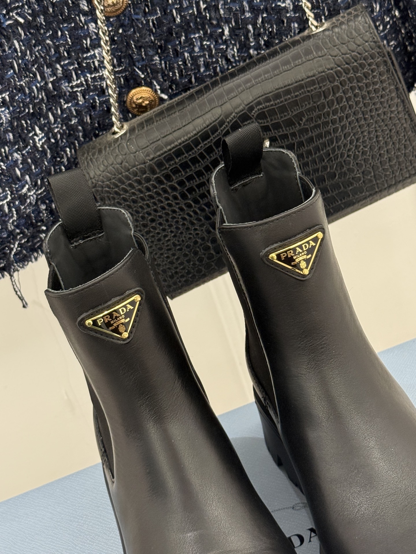 Prada/普拉达经典三角标厚底短靴当米兰的百年匠艺碰撞当代街头美学它不止是秋冬靴履的奢华范本更是跨越潮