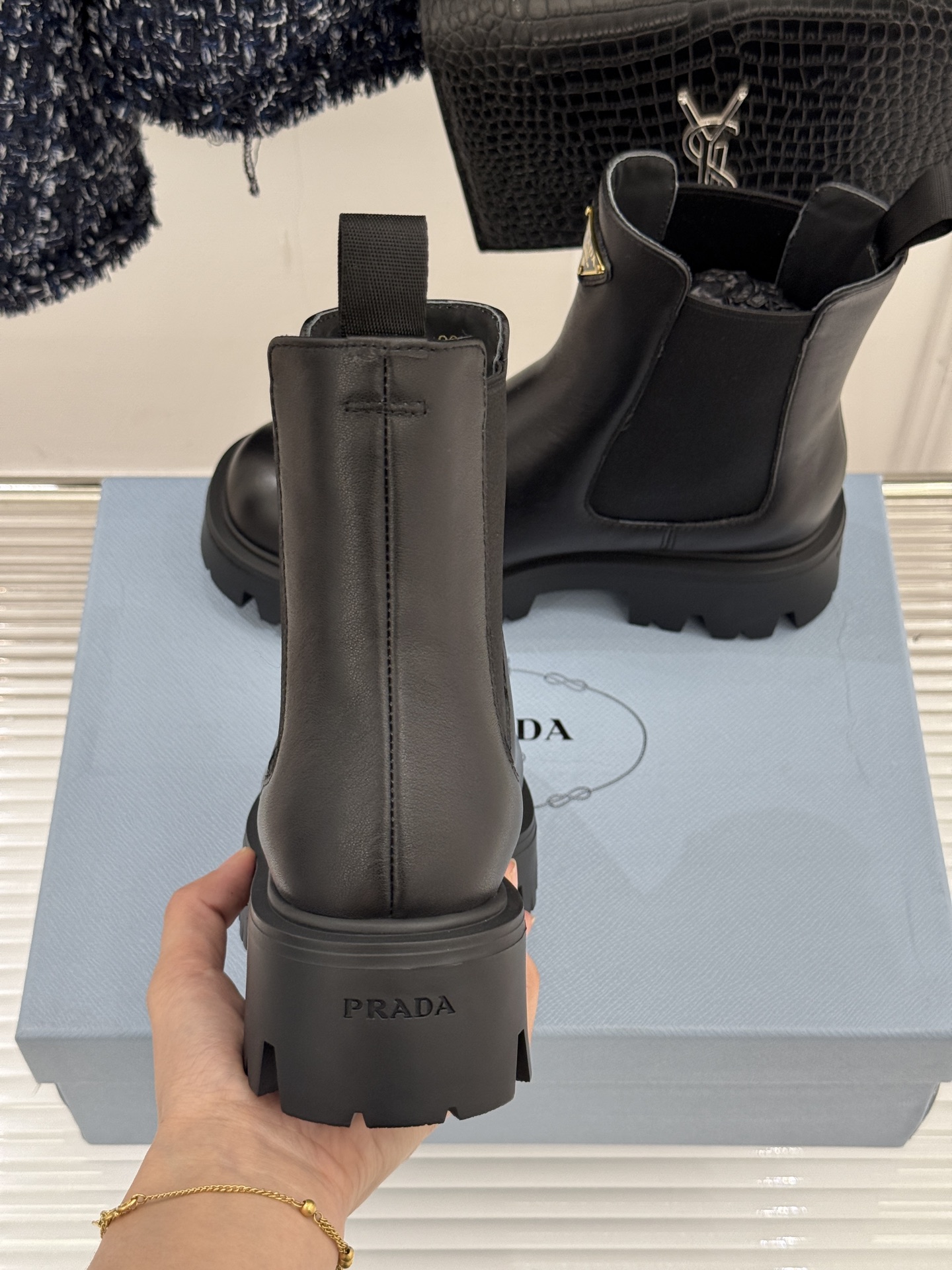 Prada/普拉达经典三角标厚底短靴当米兰的百年匠艺碰撞当代街头美学它不止是秋冬靴履的奢华范本更是跨越潮