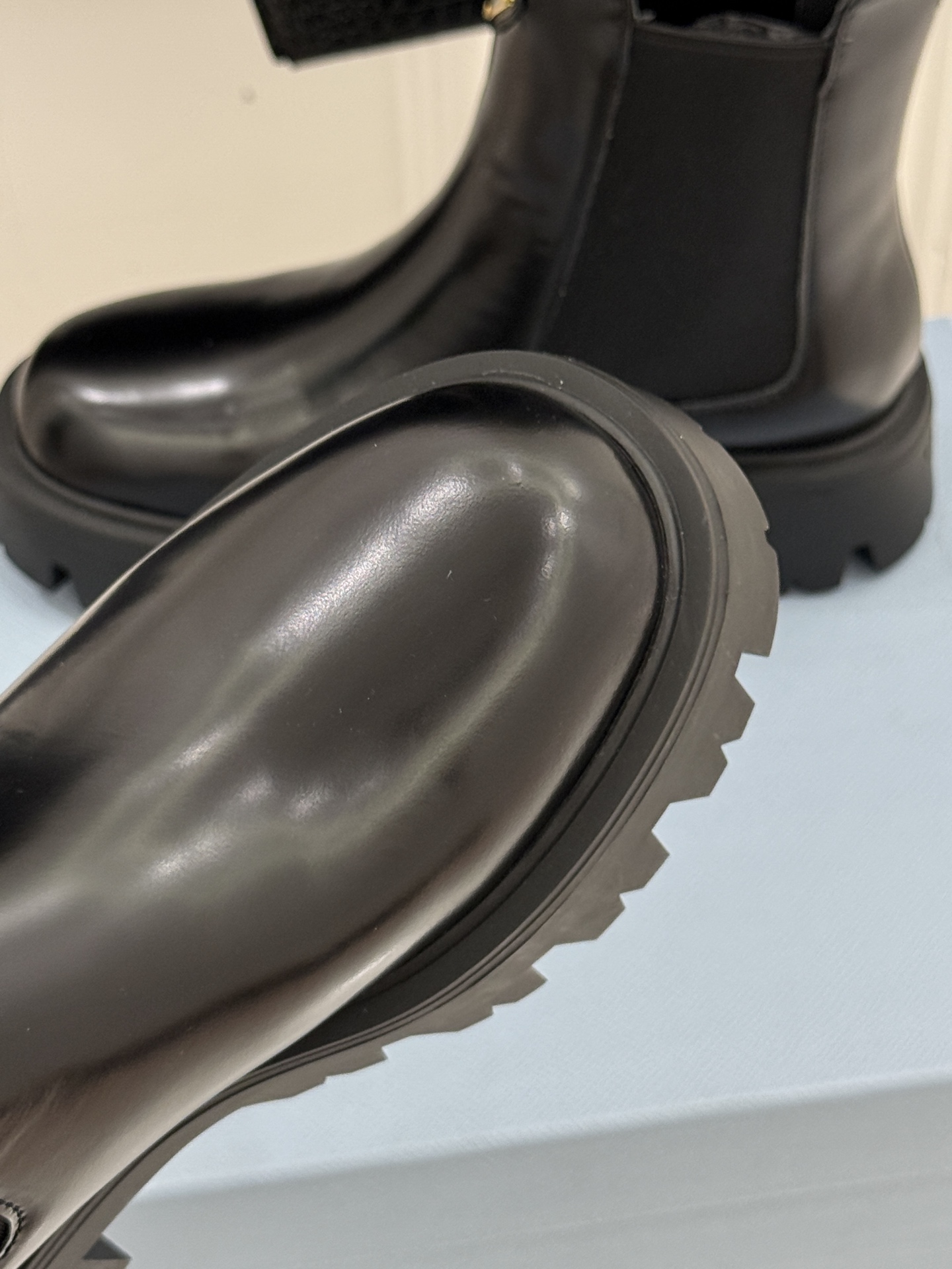 Prada/普拉达经典三角标厚底短靴当米兰的百年匠艺碰撞当代街头美学它不止是秋冬靴履的奢华范本更是跨越潮