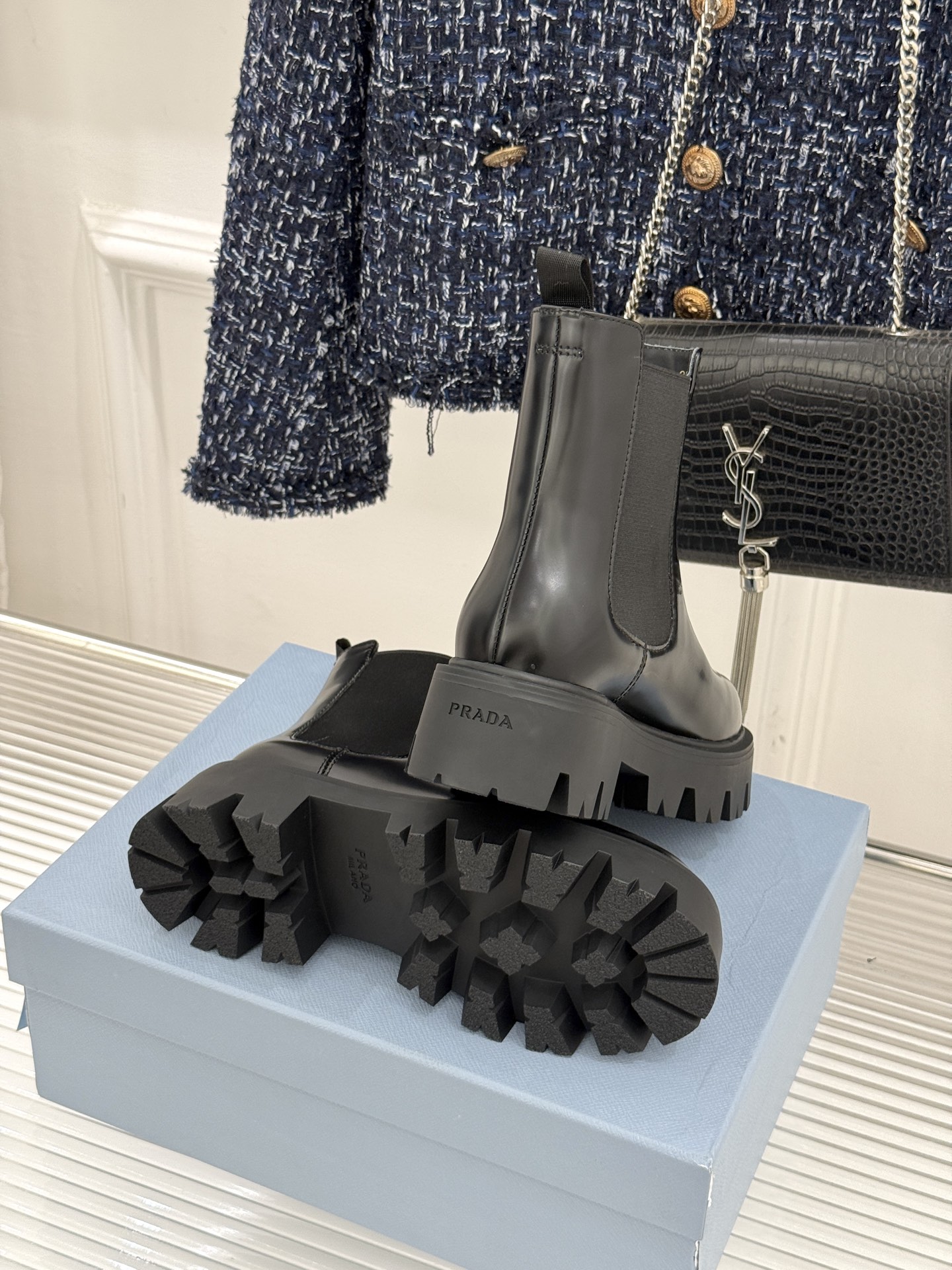 Prada/普拉达经典三角标厚底短靴当米兰的百年匠艺碰撞当代街头美学它不止是秋冬靴履的奢华范本更是跨越潮