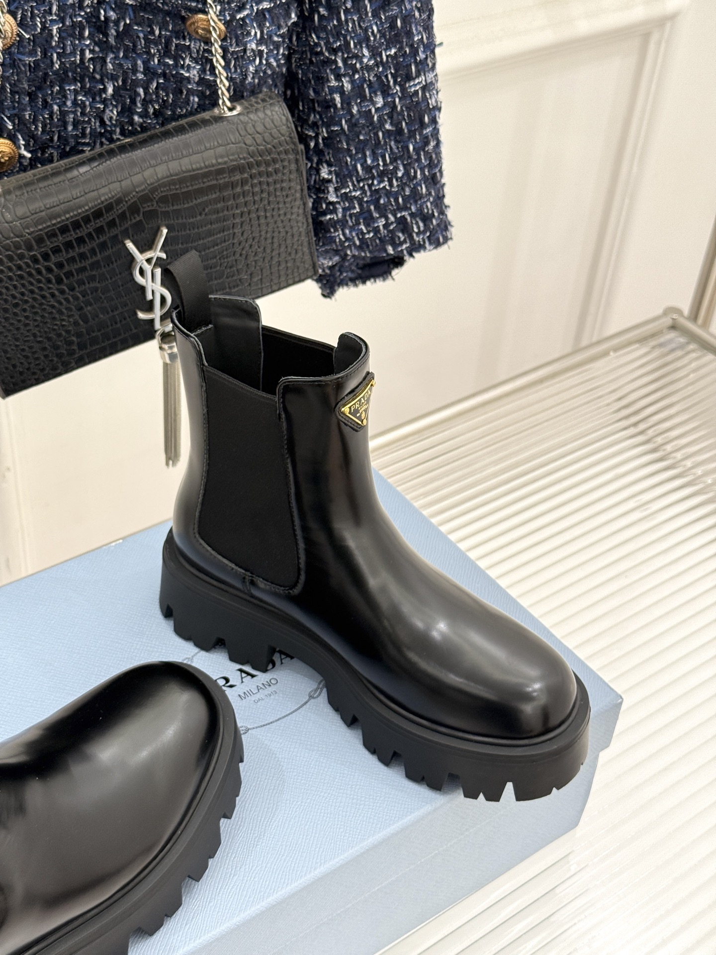 Prada/普拉达经典三角标厚底短靴当米兰的百年匠艺碰撞当代街头美学它不止是秋冬靴履的奢华范本更是跨越潮