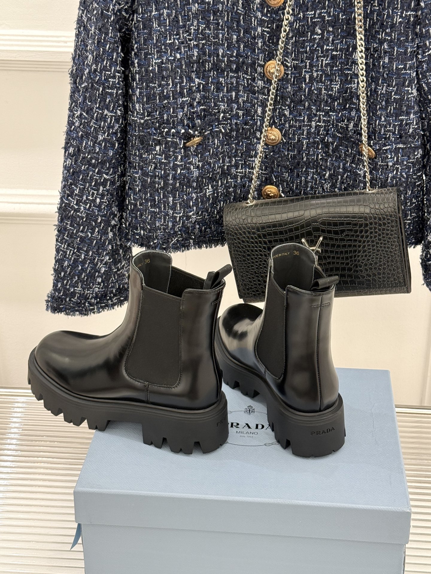 Prada/普拉达经典三角标厚底短靴当米兰的百年匠艺碰撞当代街头美学它不止是秋冬靴履的奢华范本更是跨越潮