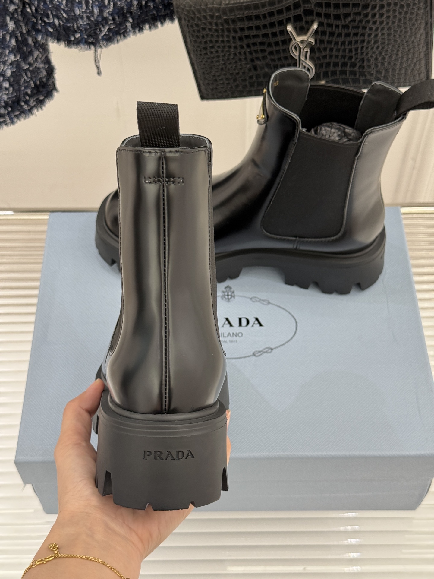 Prada/普拉达经典三角标厚底短靴当米兰的百年匠艺碰撞当代街头美学它不止是秋冬靴履的奢华范本更是跨越潮