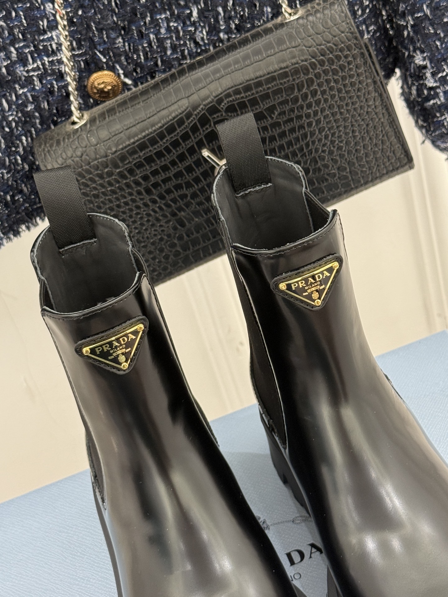 Prada/普拉达经典三角标厚底短靴当米兰的百年匠艺碰撞当代街头美学它不止是秋冬靴履的奢华范本更是跨越潮