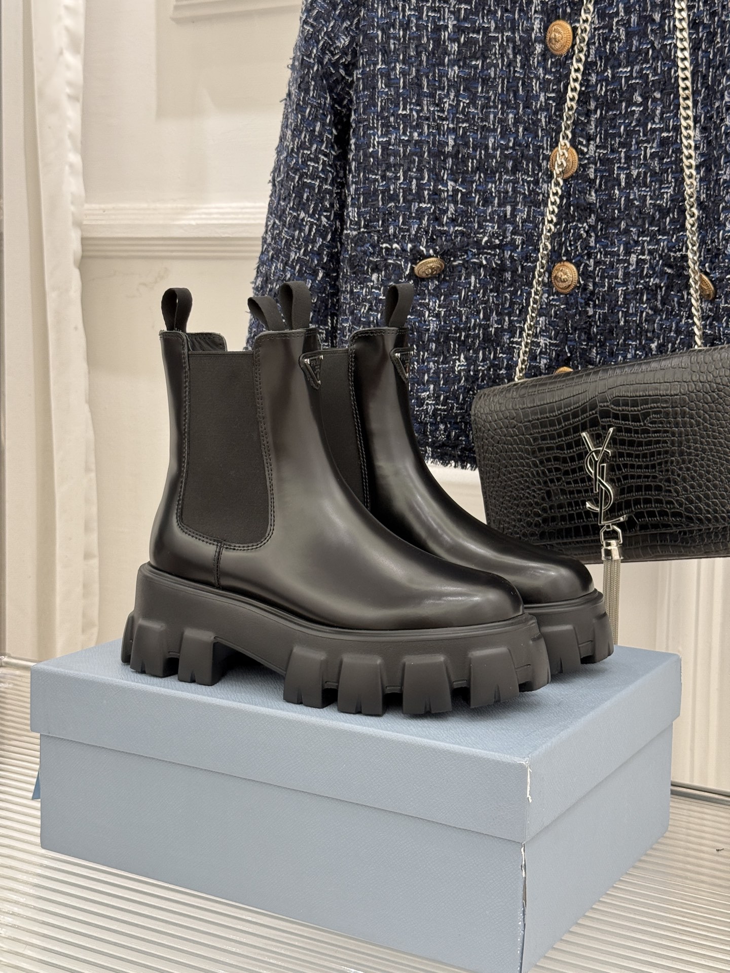 Prada/普拉达经典三角标厚底短靴当米兰的百年匠艺碰撞当代街头美学它不止是秋冬靴履的奢华范本更是跨越潮