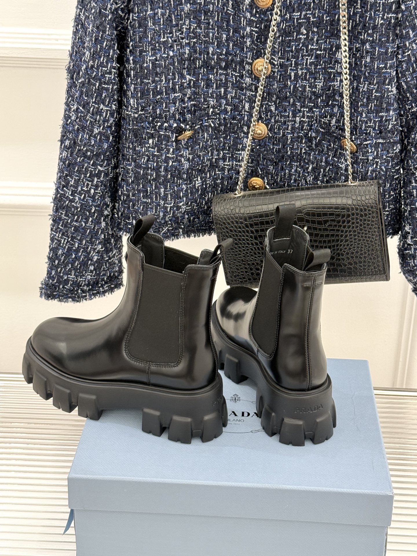 Prada/普拉达经典三角标厚底短靴当米兰的百年匠艺碰撞当代街头美学它不止是秋冬靴履的奢华范本更是跨越潮