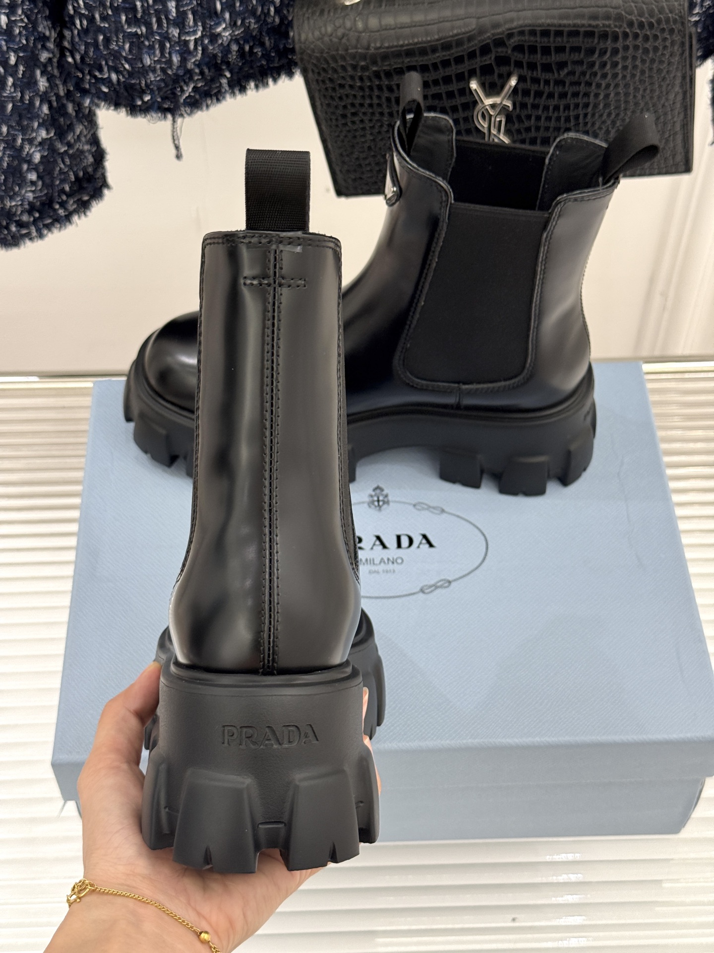 Prada/普拉达经典三角标厚底短靴当米兰的百年匠艺碰撞当代街头美学它不止是秋冬靴履的奢华范本更是跨越潮
