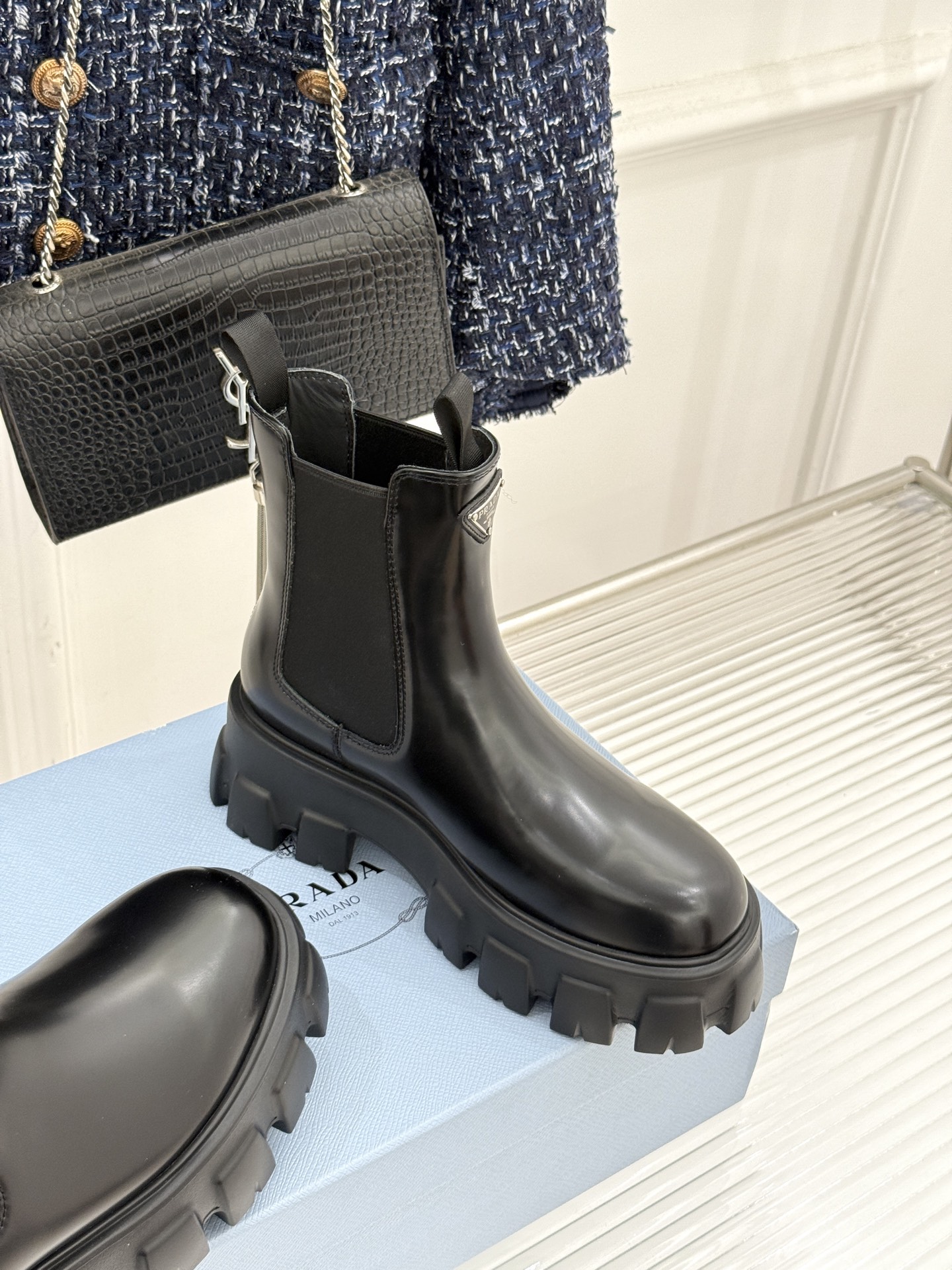 Prada/普拉达经典三角标厚底短靴当米兰的百年匠艺碰撞当代街头美学它不止是秋冬靴履的奢华范本更是跨越潮