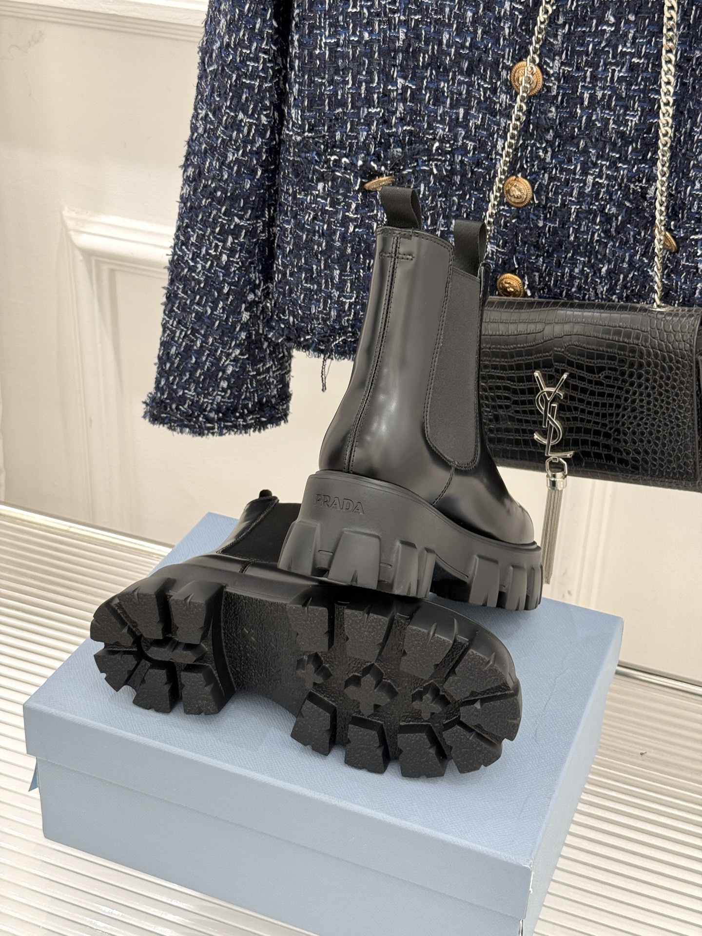 Prada/普拉达经典三角标厚底短靴当米兰的百年匠艺碰撞当代街头美学它不止是秋冬靴履的奢华范本更是跨越潮