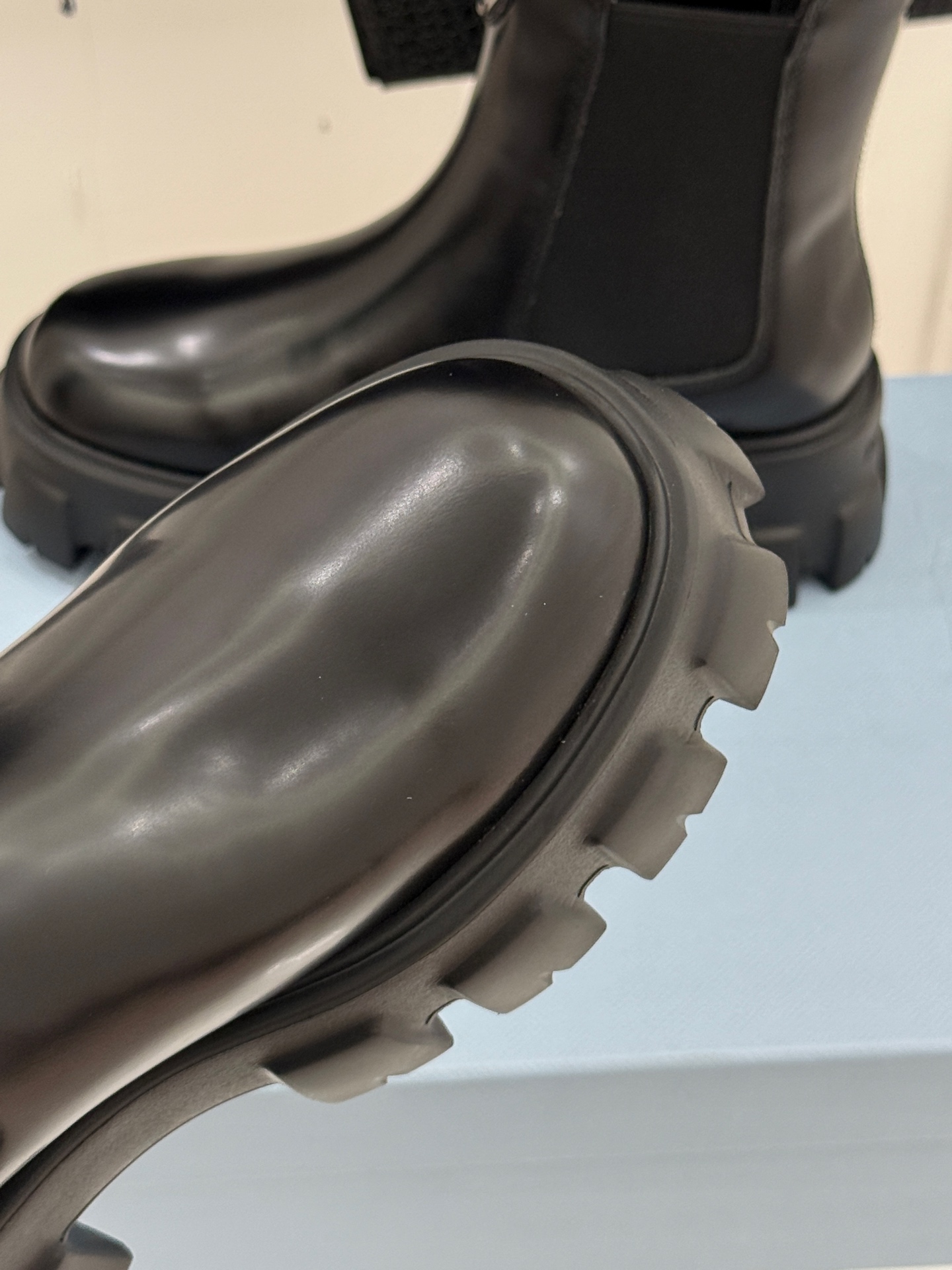 Prada/普拉达经典三角标厚底短靴当米兰的百年匠艺碰撞当代街头美学它不止是秋冬靴履的奢华范本更是跨越潮