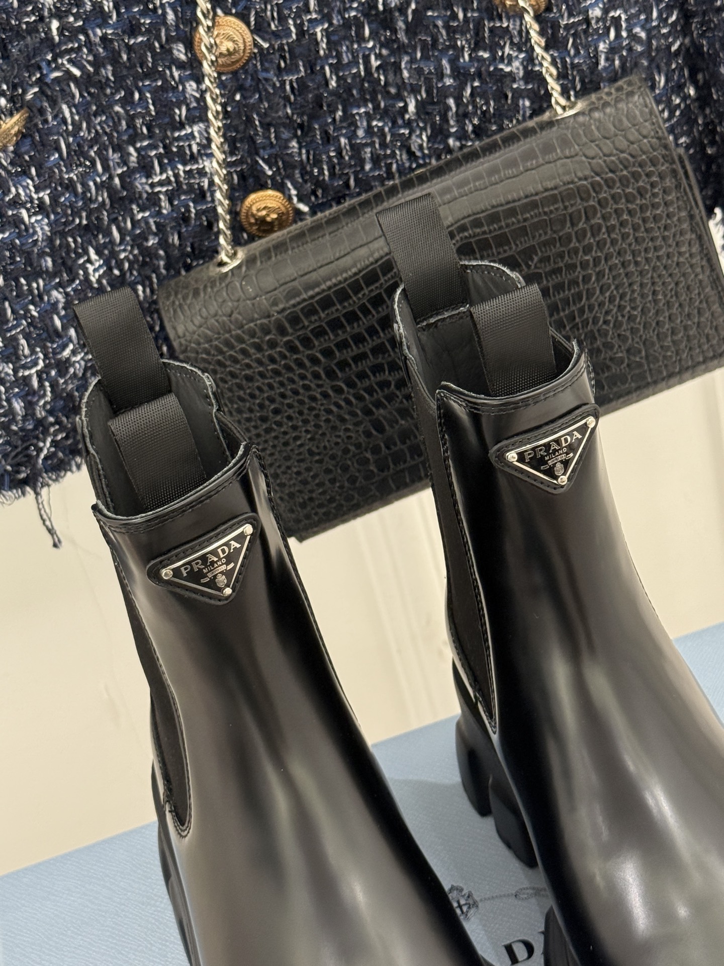 Prada/普拉达经典三角标厚底短靴当米兰的百年匠艺碰撞当代街头美学它不止是秋冬靴履的奢华范本更是跨越潮