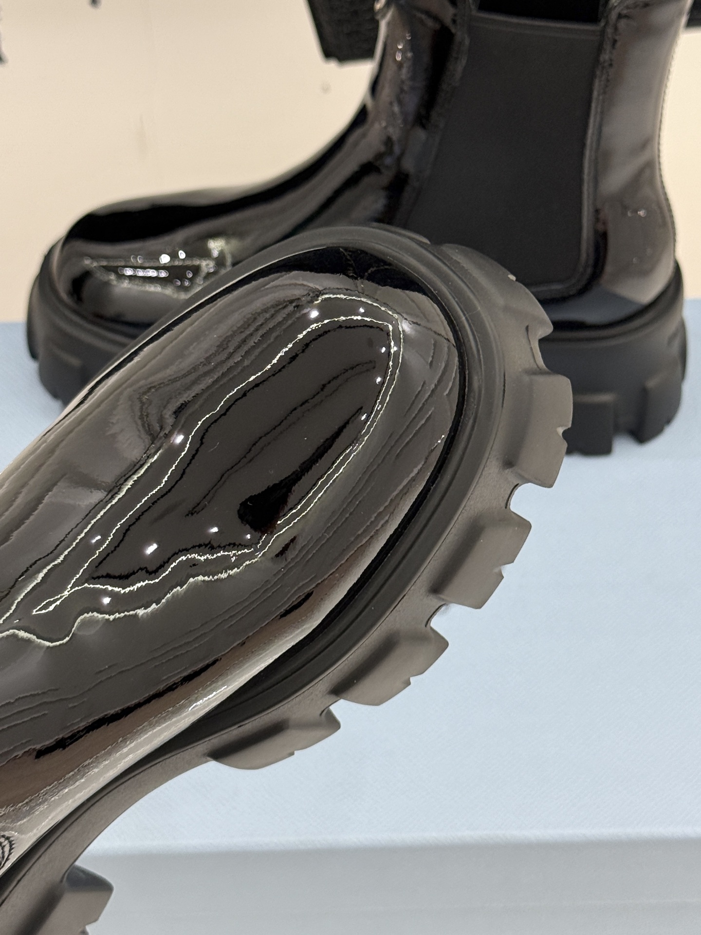 Prada/普拉达经典三角标厚底短靴当米兰的百年匠艺碰撞当代街头美学它不止是秋冬靴履的奢华范本更是跨越潮