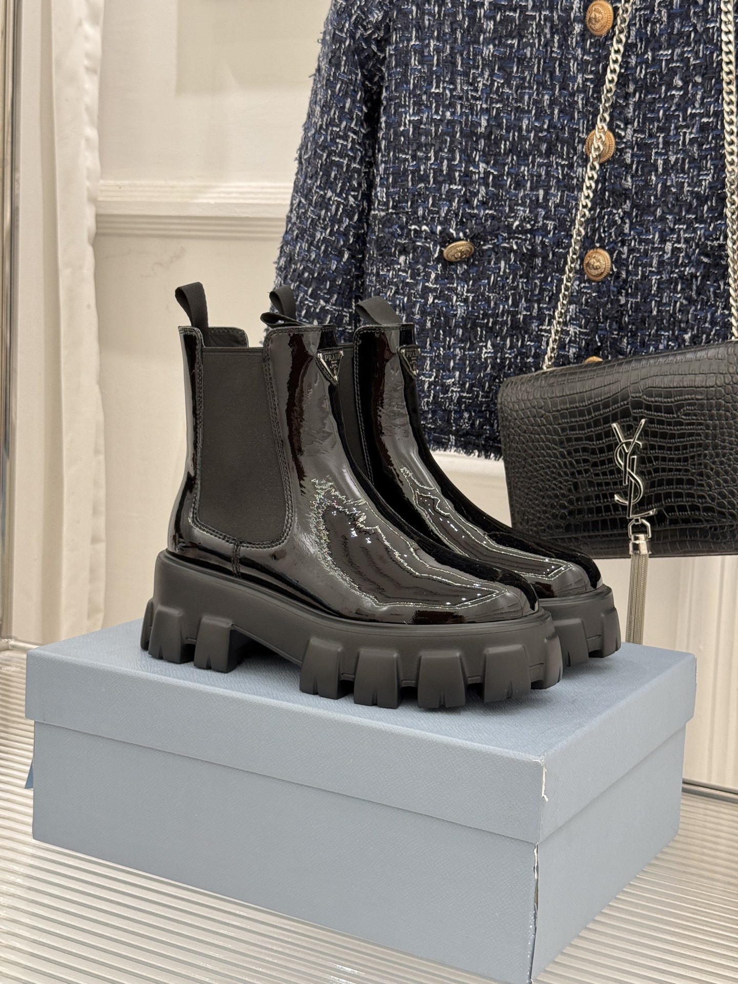 NO:649190,Prada/Prada's classic triangular logo thick-soled short boots When Milan's century-old craftsmanship collides with contemporary street aesthetics, it is not only a luxurious model for autumn and winter boots, but also a style statement that spans the trend cycle. The brand's genes and uninhibited edge are concentrated in every detail, allowing pragmatism and high-end texture to perfectly resonate, becoming a fashion totem with its own aura when walking. The 16 cm neat boot shaft accurately wraps the ankle, and the minimalist round toe design eliminates redundant decoration and accommodates various foot types.  It also shows a heroic and neat posture. The customized metal zipper on the side of the shoe is the finishing touch. Every pull is a silent comment on the aesthetic details, making putting on and taking off an effortless and elegant ceremony. The 5.5 cm one-piece thick rubber sole hides ingenuity. The tooth-like convex design not only gives strong visual tension. The thick sole uses a 3° forward tilt ergonomic design to achieve the effect of invisible heightening and optimizing body proportions, so that there is no need to compromise on the straight posture and steady steps.  It is not only the cornerstone of a wardrobe worth investing in, but also a fashionable work of art that spans time. It can accompany you in every scene of life. It can crush mediocrity with a calm attitude and bloom your own modern edge. The fabric is made of original imported cowhide, high-grade custom-dyed sheepskin lining and tiptoe. The original molded customized gear outsole, size 35-39 (customized in 40), boots, prada, prada, boots, cowhide, sheepskin19860909Prada/普拉达经典三角标厚底短靴 当米兰的百年匠艺碰撞当代街头美学 它不止是秋冬靴履的奢华范本 更是跨越潮流周期的风格宣言 将品牌基因与不羁锋芒凝注于每一处细节 让实用主义与高阶质感完成完美共鸣 成为行走间自带气场的时尚图腾. 16厘米利落靴筒精准包裹脚踝 极简圆头设计摒弃冗余装饰 既包容各种脚型 又尽显英气利落的姿态. 鞋身侧边的定制金属拉链是点睛之笔 每一次拉动都是对细节美学的无声注解 让穿脱成为无需费力的优雅仪式. 5.5厘米一体式橡胶厚底则暗藏巧思 轮齿状凸纹设计不仅赋予强烈视觉张力 厚底采用3°前倾人体工学设计 实现隐形增高、优化身材比例的效果 让挺拔姿态与稳健步履无需妥协. 它不仅是值得投资的衣橱基石 更是跨越时光的时尚艺术品 陪伴你在人生的每一个场景中 都能以从容姿态,踏碎平庸 绽放独属于你的摩登锋芒. 面料采用原版进口牛皮 高级定染羊皮内里踮脚 原版开模定制轮齿大底 码数35-39（40定制）,靴子,prada,prada,boots,cowhide,sheepskin,Women's Shoes