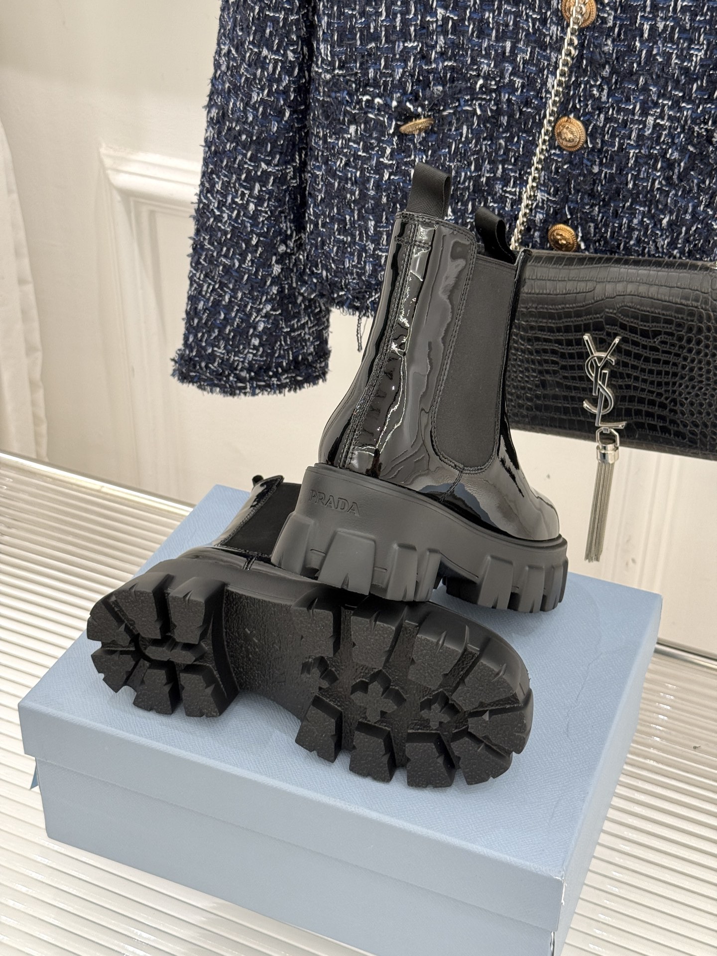 Prada/普拉达经典三角标厚底短靴当米兰的百年匠艺碰撞当代街头美学它不止是秋冬靴履的奢华范本更是跨越潮