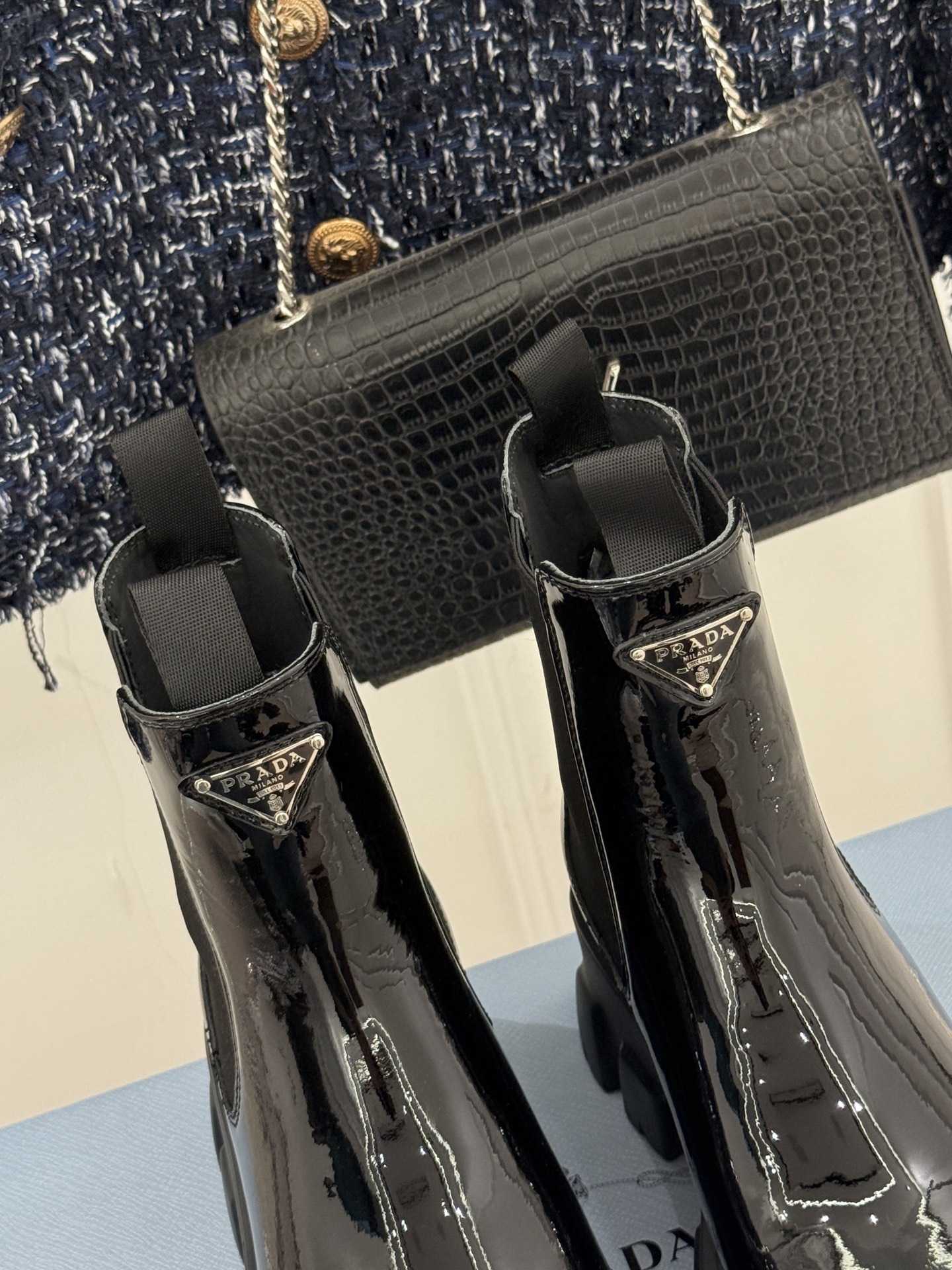 Prada/普拉达经典三角标厚底短靴当米兰的百年匠艺碰撞当代街头美学它不止是秋冬靴履的奢华范本更是跨越潮