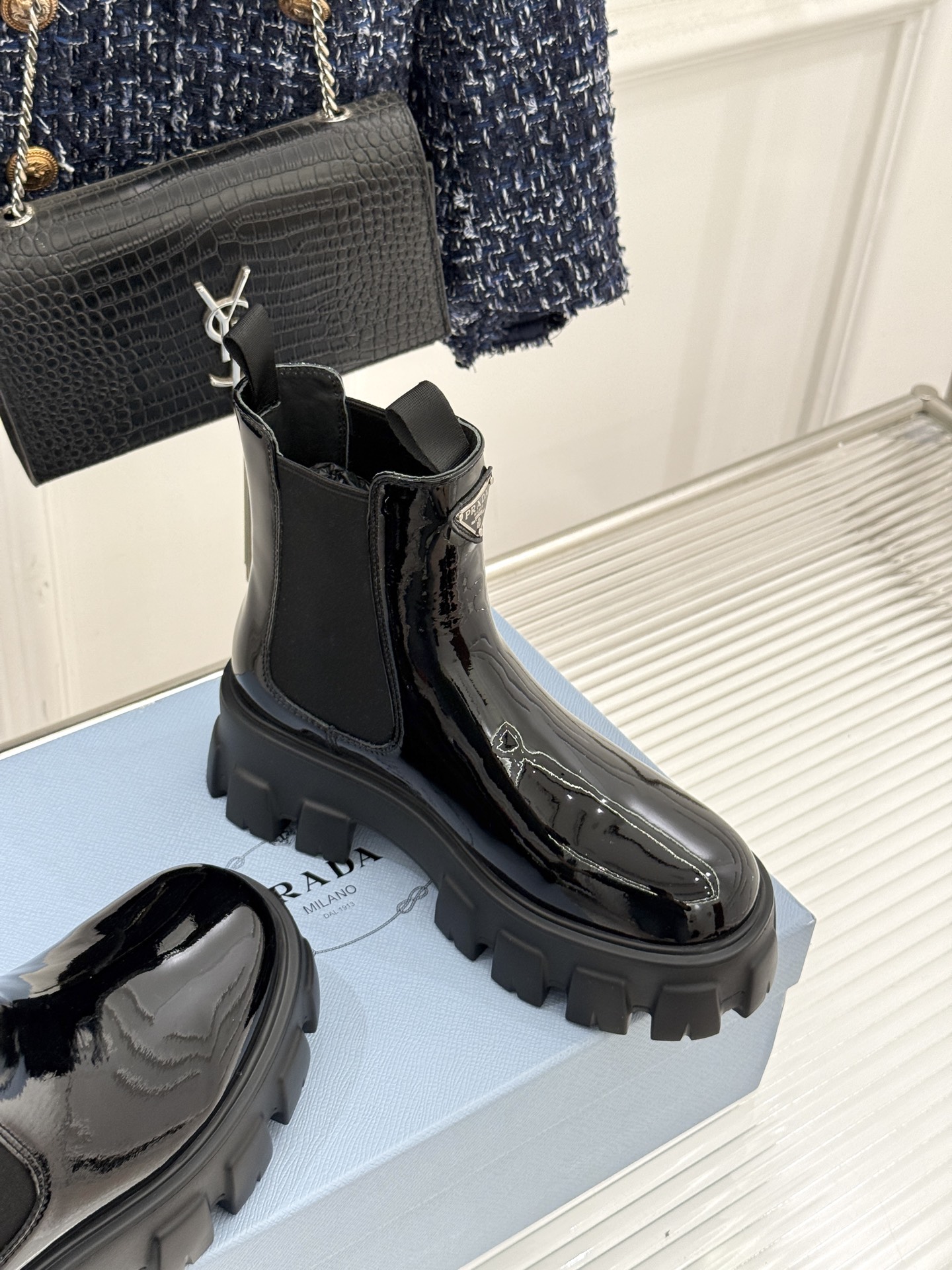 Prada/普拉达经典三角标厚底短靴当米兰的百年匠艺碰撞当代街头美学它不止是秋冬靴履的奢华范本更是跨越潮