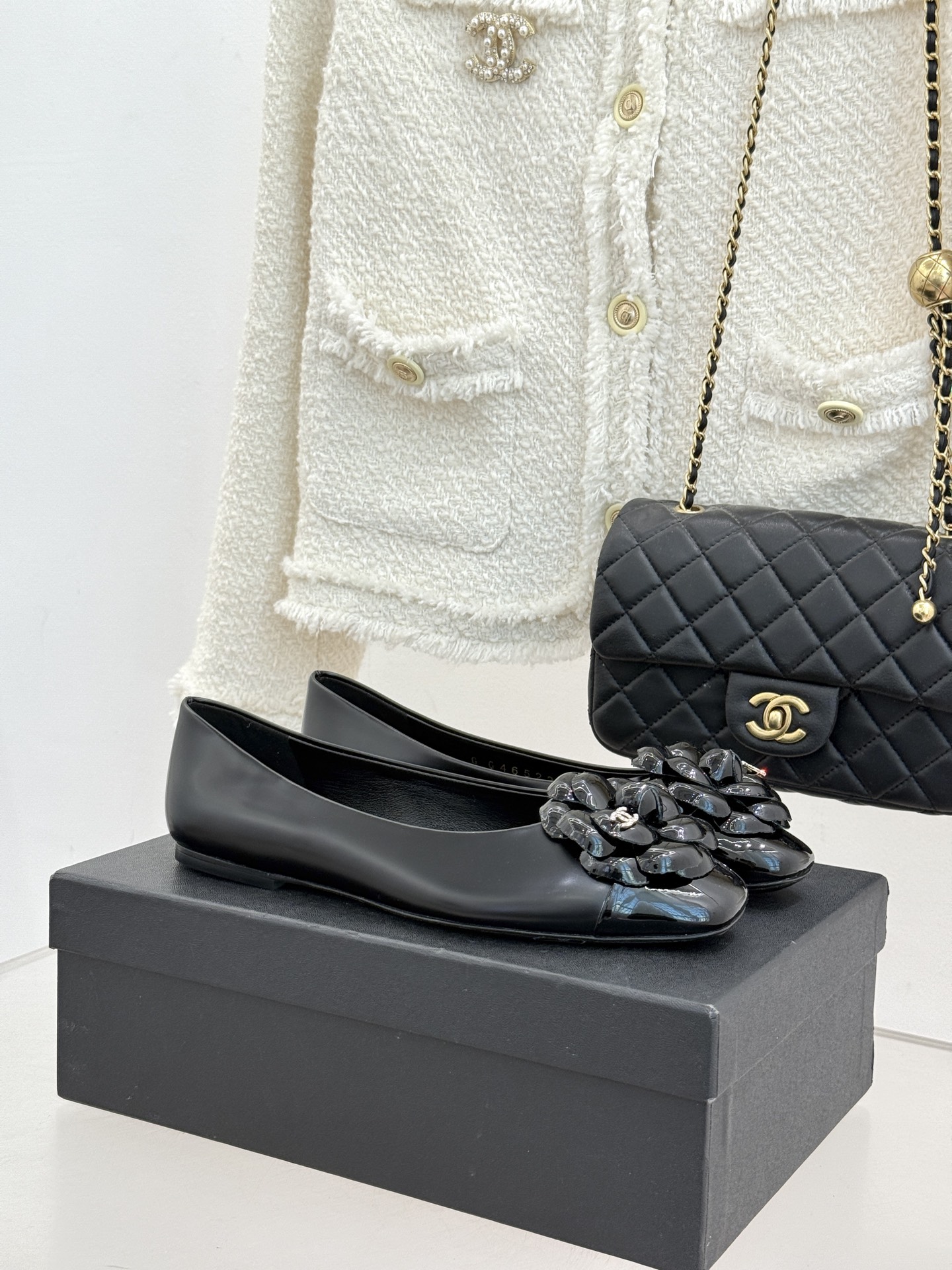 CHANE*｜小香26C新品双C山茶花方头平底芭蕾舞鞋它将品牌标志性符号与芭蕾舞鞋相融鞋身的双C标识与山