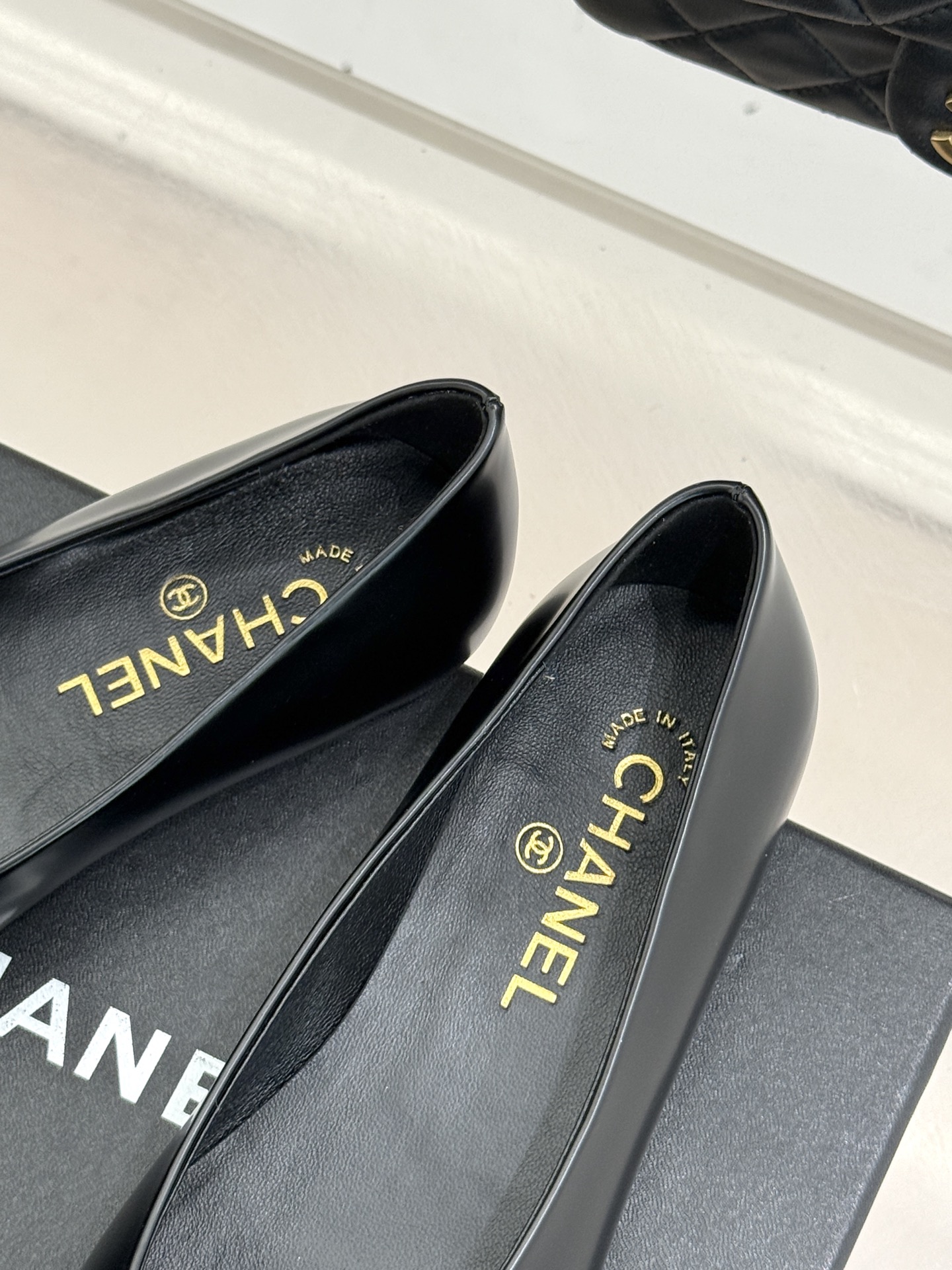 CHANE*｜小香26C新品双C山茶花方头平底芭蕾舞鞋它将品牌标志性符号与芭蕾舞鞋相融鞋身的双C标识与山