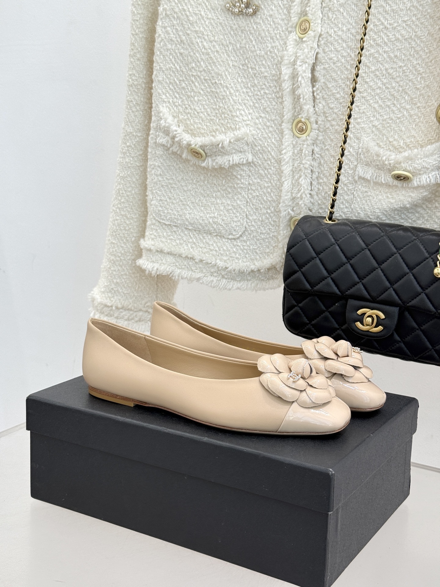 CHANE*｜小香26C新品双C山茶花方头平底芭蕾舞鞋它将品牌标志性符号与芭蕾舞鞋相融鞋身的双C标识与山